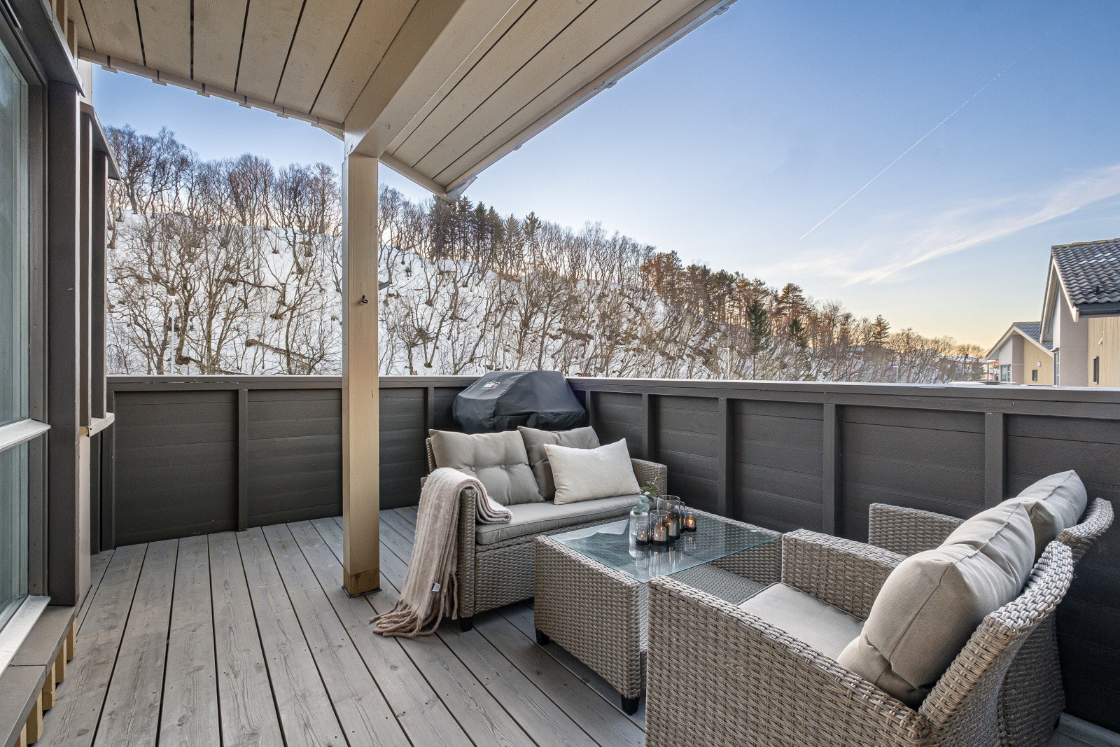 Her er det god plass for både utemøblement, grill og annet en måtte ønske. Galleribilde