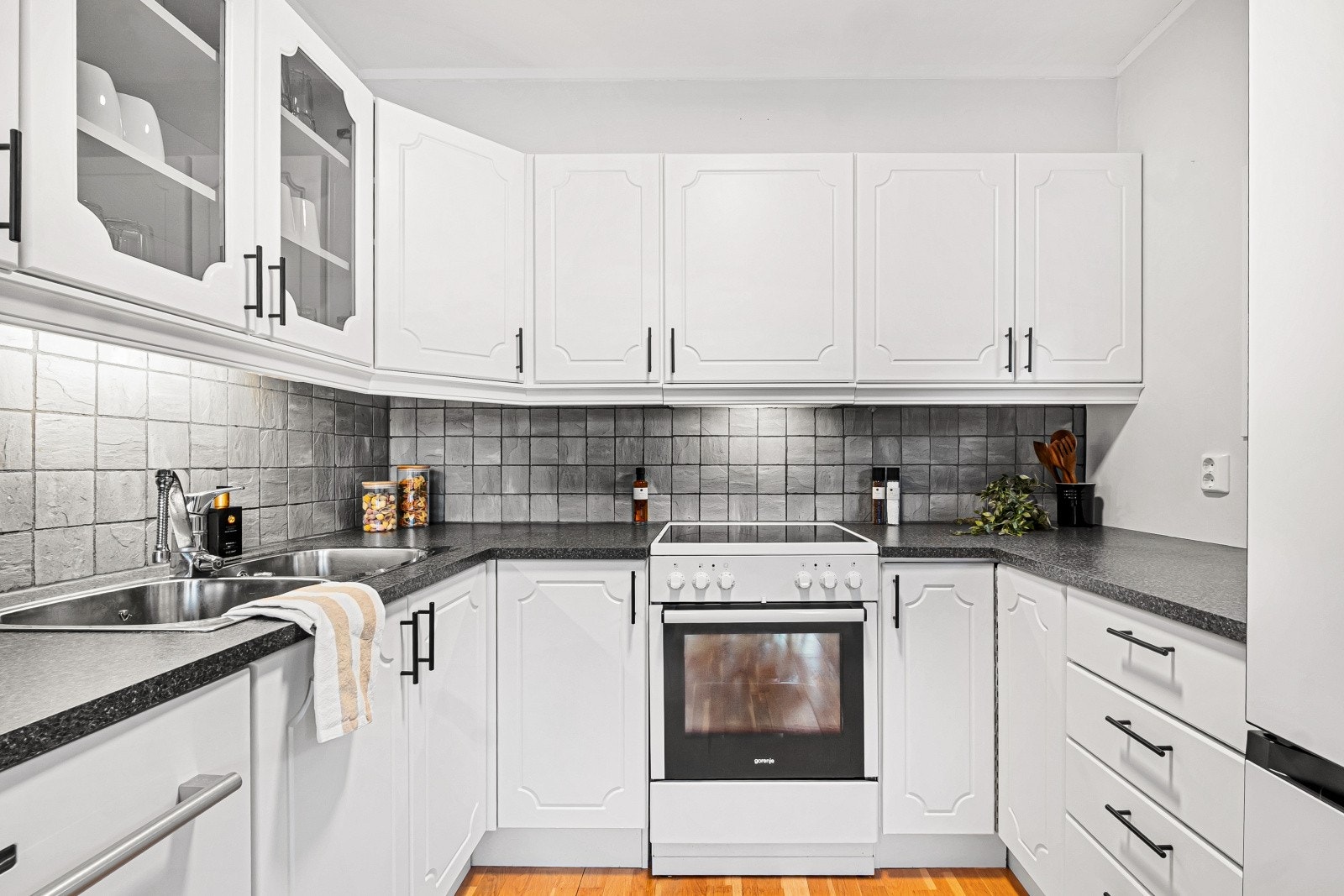 I innredningen er det plass for frittstående hvitevarer som komfyr, oppvaskmaskin og kjøl/frys. Galleribilde