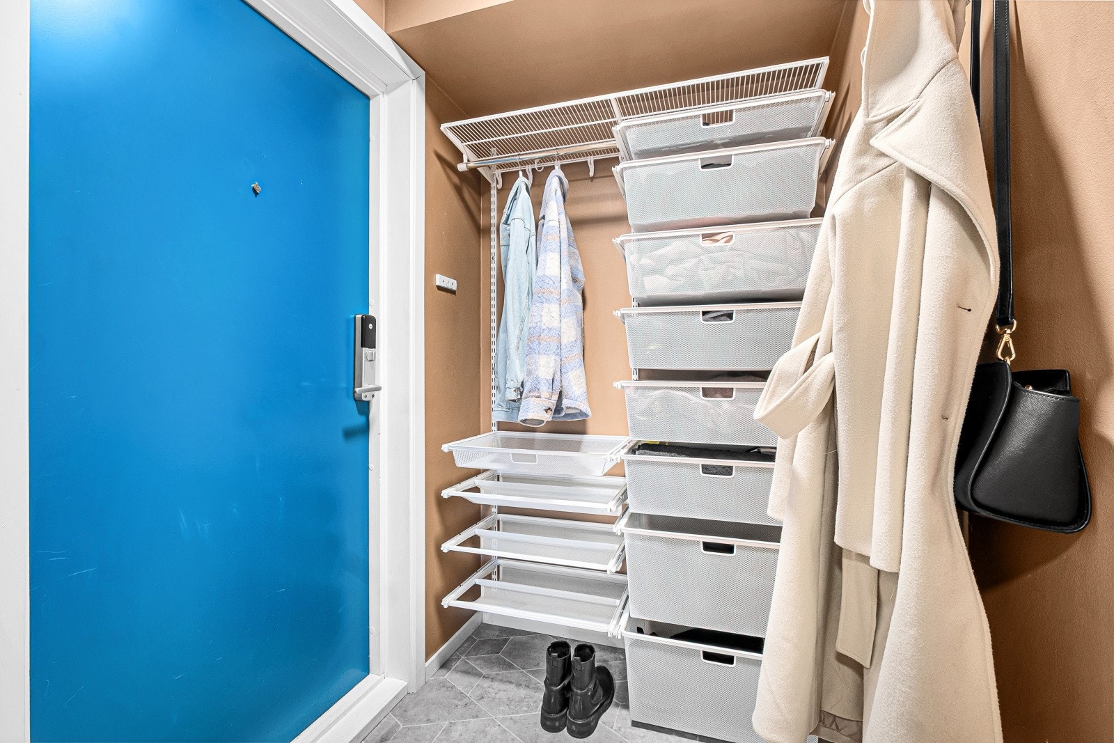 Velkommen inn! Lys entré med smarte garderobe- og opphengsløsninger. Galleribilde