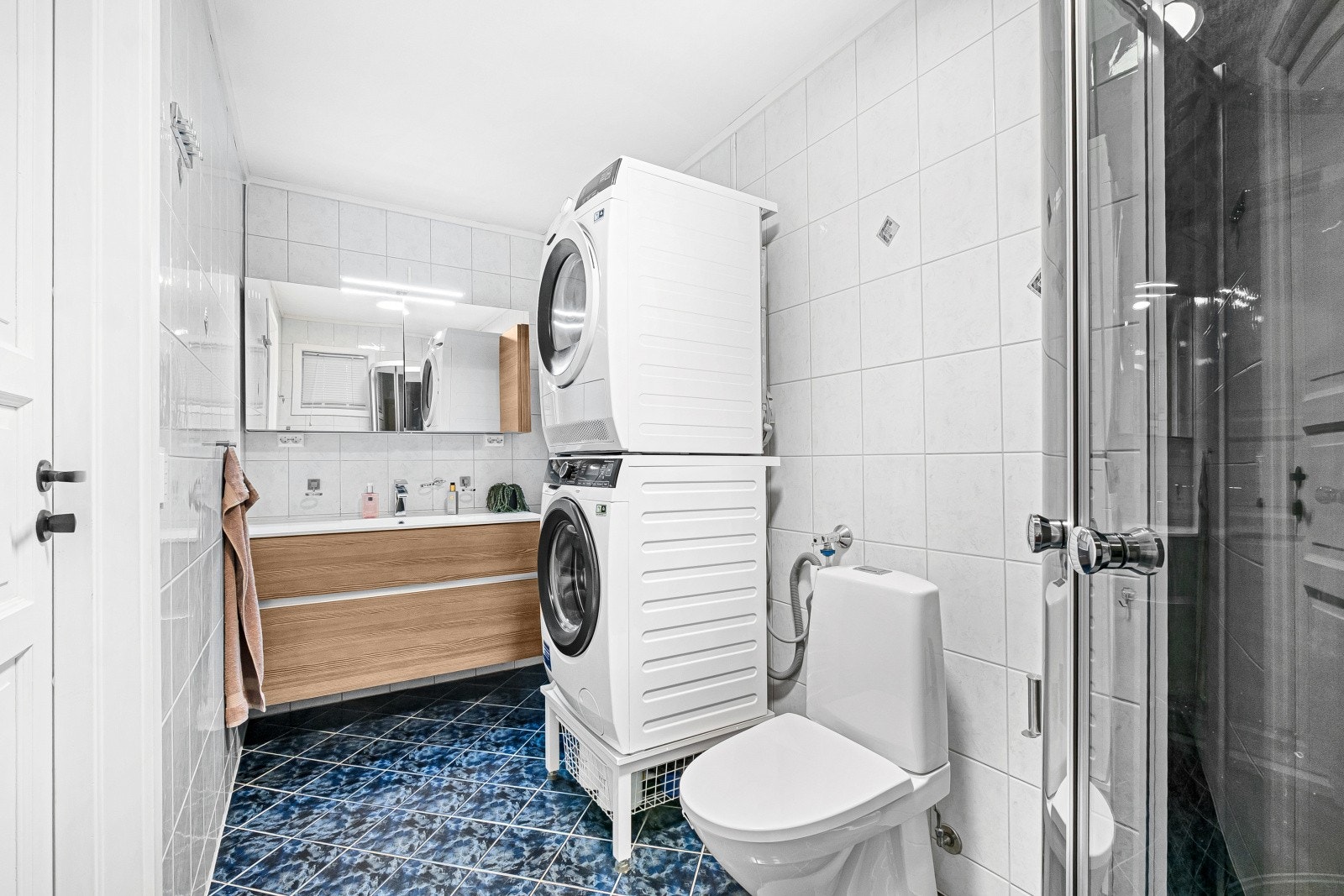 Badet er delikat og har flislagte flater, samt behagelige varmekabler i gulv. Galleribilde