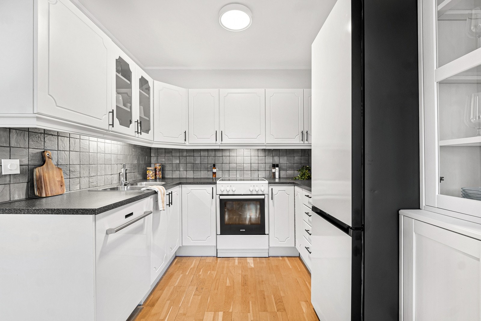 Her har en alt en måtte trenge av både skap-, skuff- og benkeplass. Galleribilde