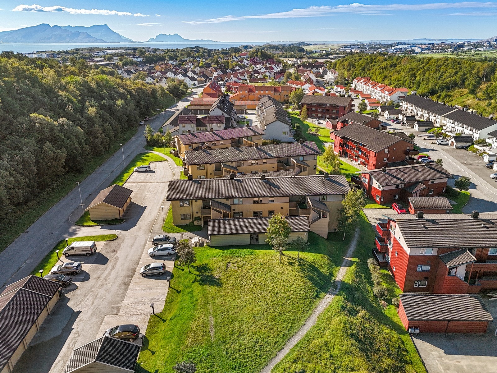 Det er kort vei til dagligvare og herlige turområder som kan benyttes både sommer som vinter. Galleribilde