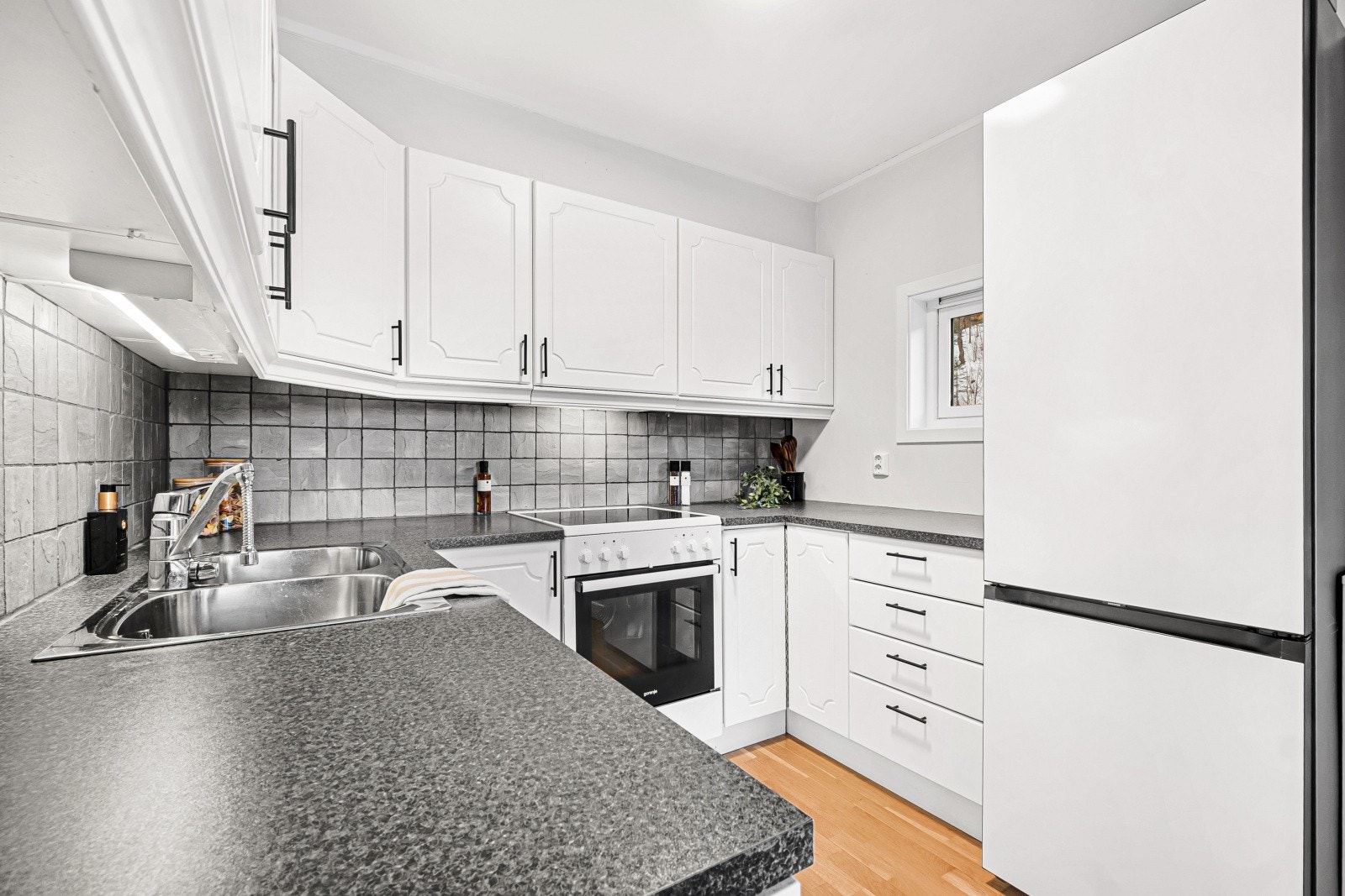 Alt i alt et funksjonelt og godt kjøkken som innbyr til gode msaksopplevelser. Galleribilde