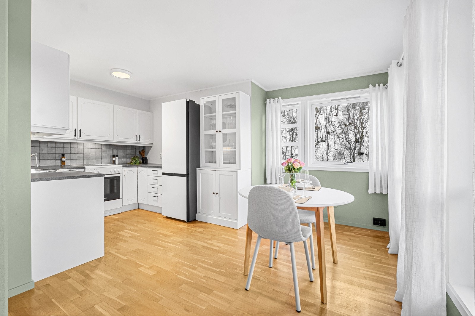 Kjøkkenet er i en delvis åpen løsning mot stue/spisestue. Galleribilde