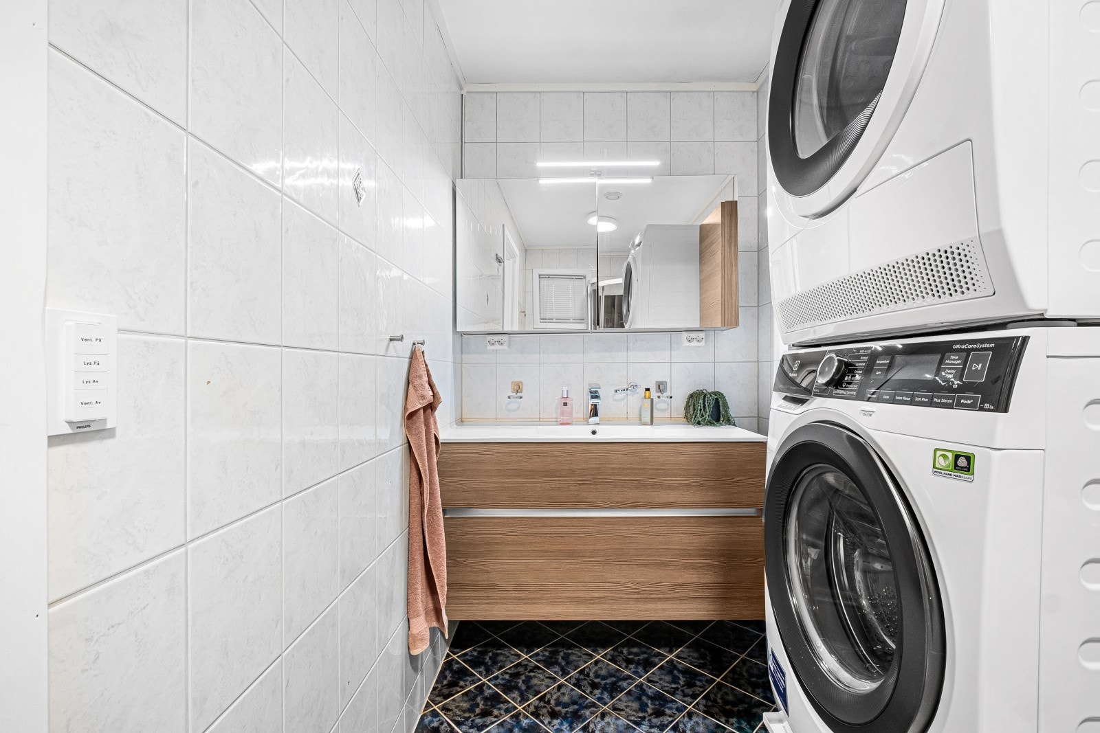 Opplegg for både vaskemaskin og tørketrommel. Galleribilde