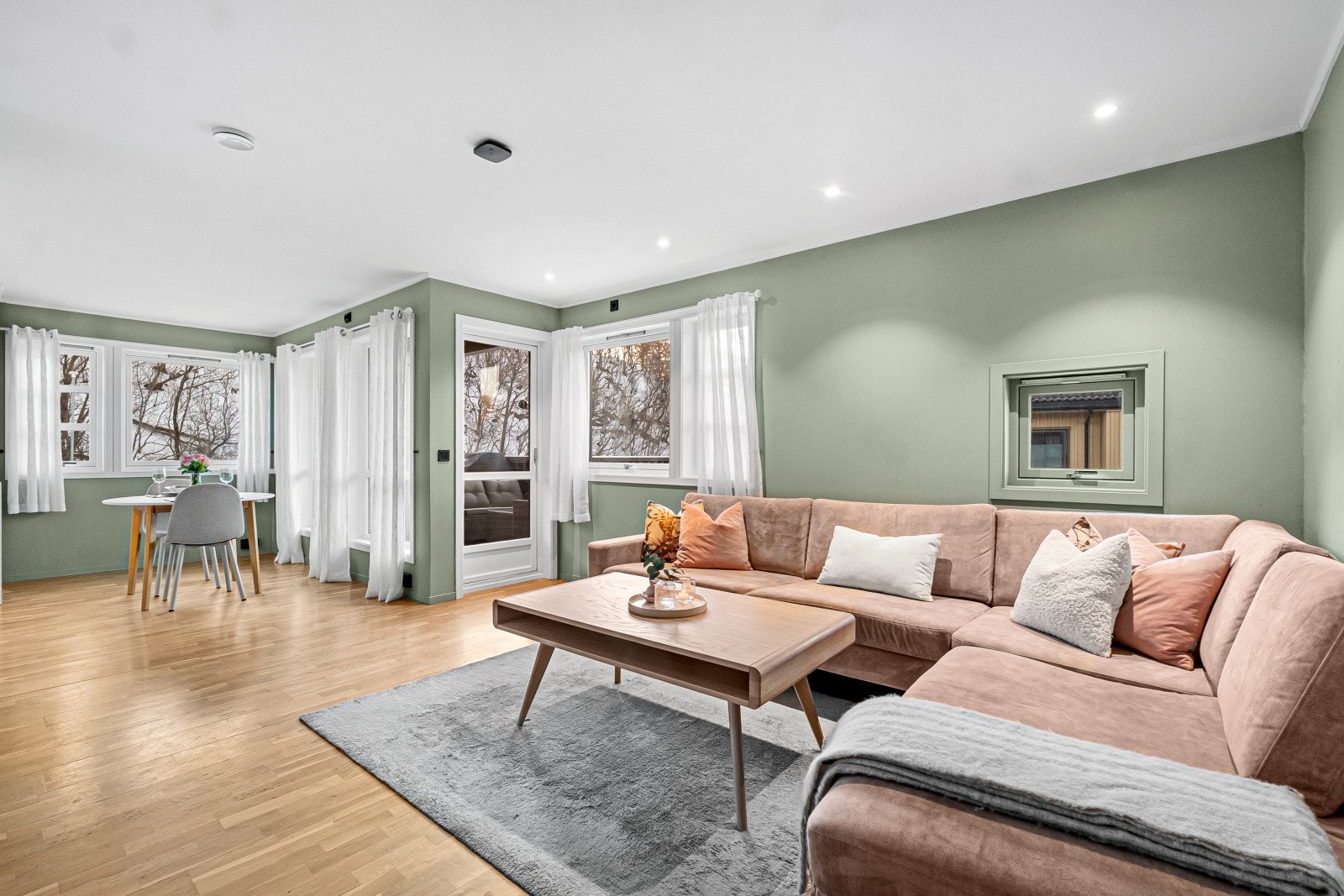 Gode vindusflater sørger for at rommet får godt med naturlig lys. Galleribilde