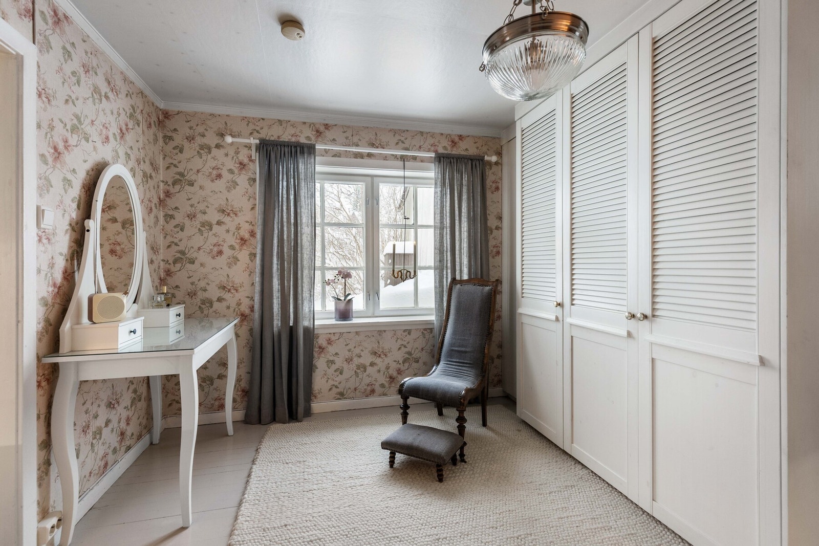 Soverom tapetsert i klassisk stil som harmonerer med boligens historiske preg. Galleribilde