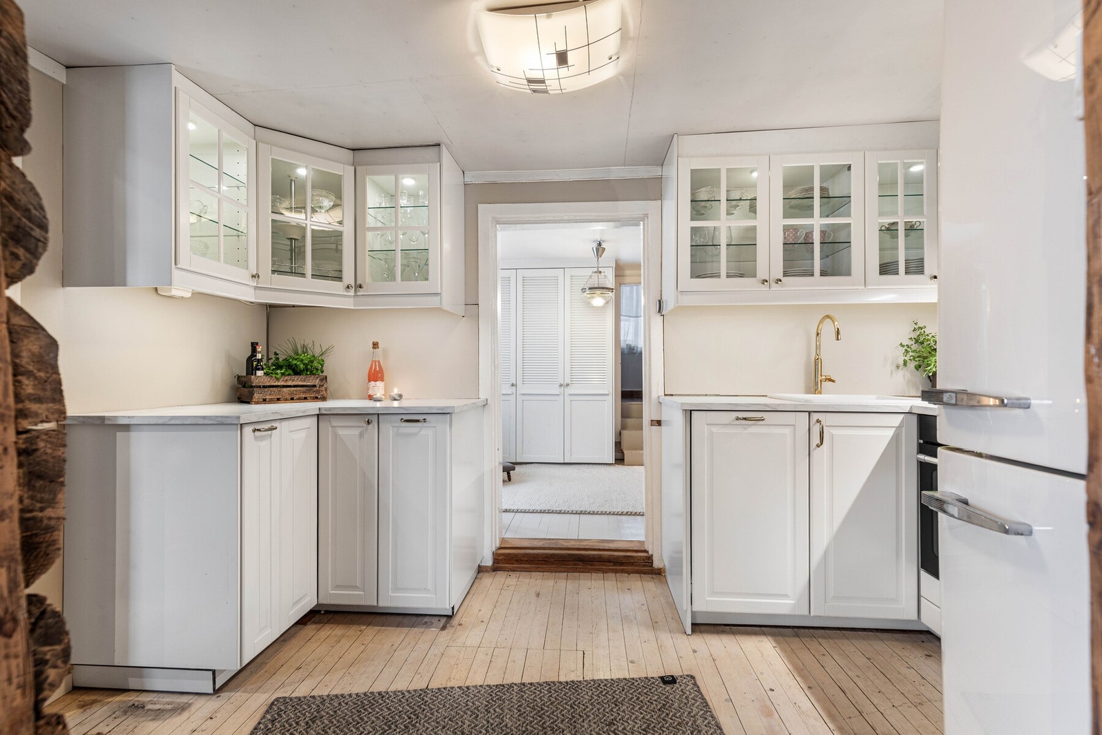 Kjøkken fra 2019 med profilerte fronter holdt i klassisk stil Galleribilde