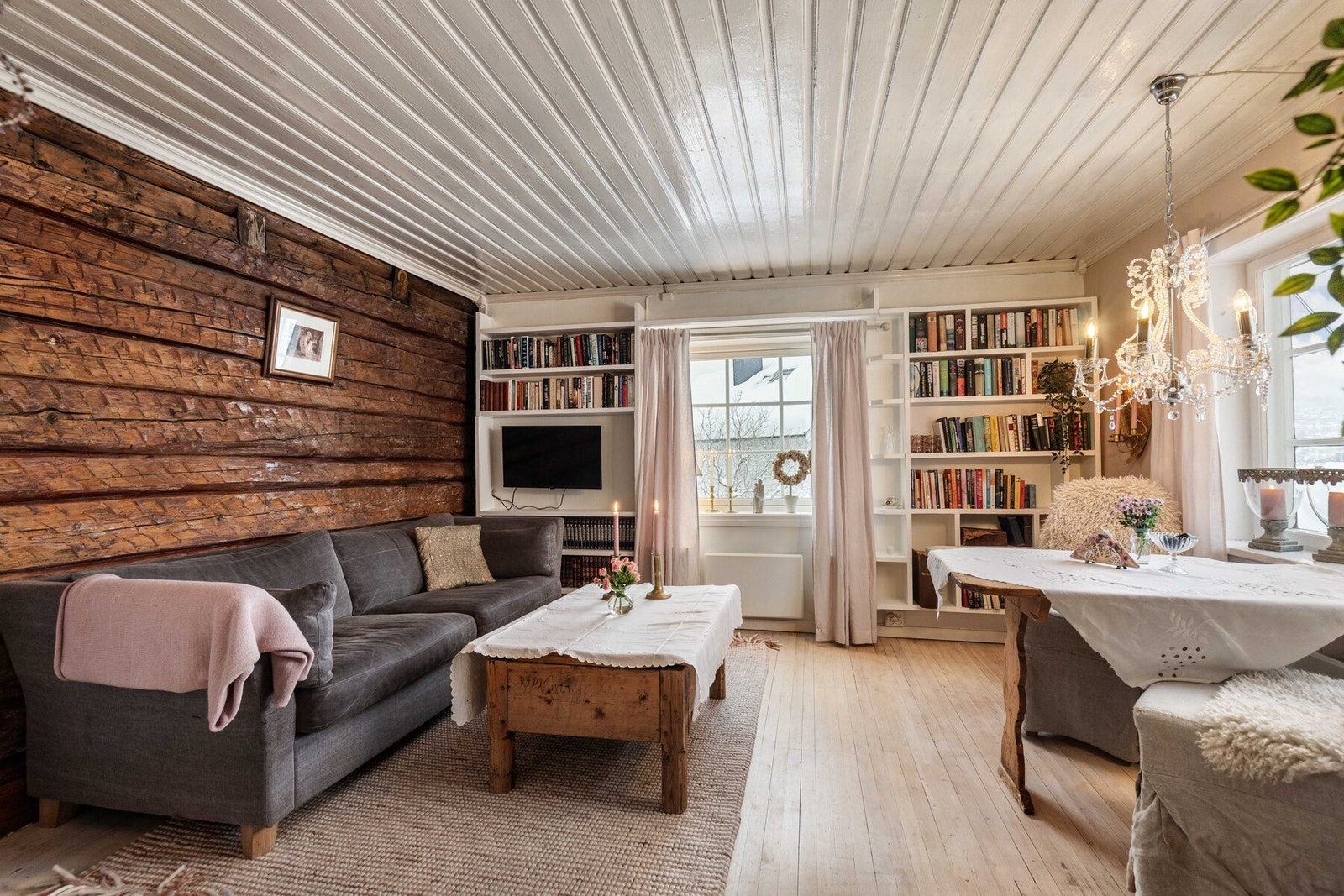 Boligen er godt vedlikehold og det er bevart karakteristiske detaljer fra byggeår Galleribilde