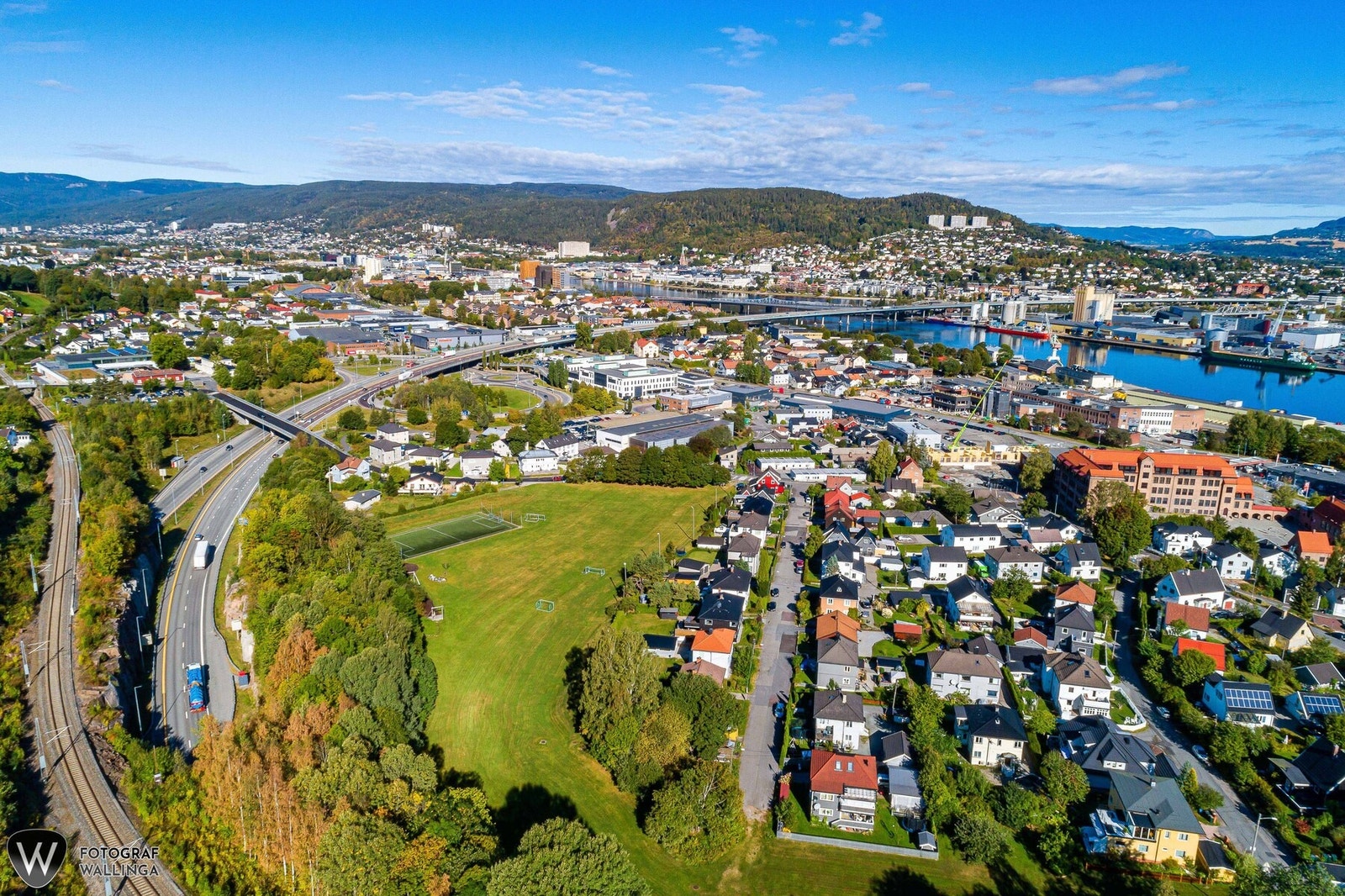 I nærområdet finner du skoler, barnehager og gode kollektivforbindelser, samt et bredt utvalg av servicetilbud. Det er kort vei til Nordbykollen med lysløype og flere utkikkspunkter med flott utsikt over byen, og videre til tur- og friluftsområdene på Åsk Galleribilde