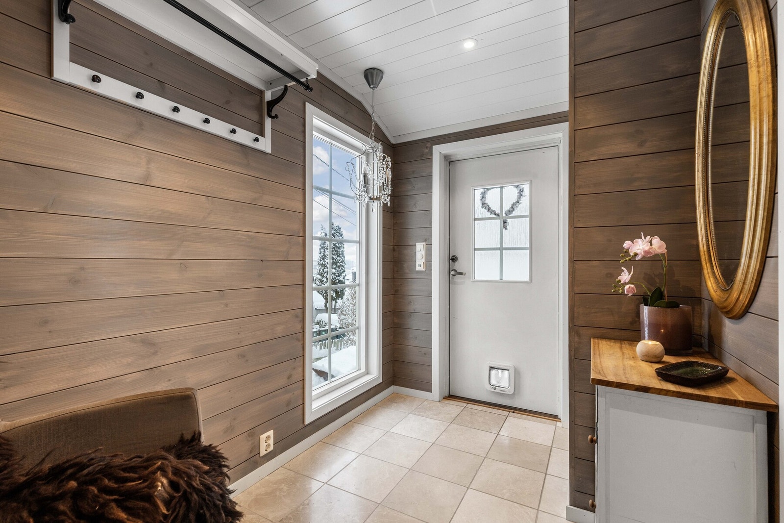 Entré/gang med gode oppbevaringsmuligheter. Galleribilde