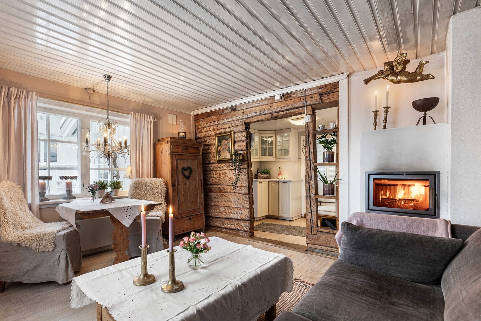 I stuen skaper peisen en lun og hyggelig atmosfære, samtidig som den gir effektiv oppvarming. Galleribilde