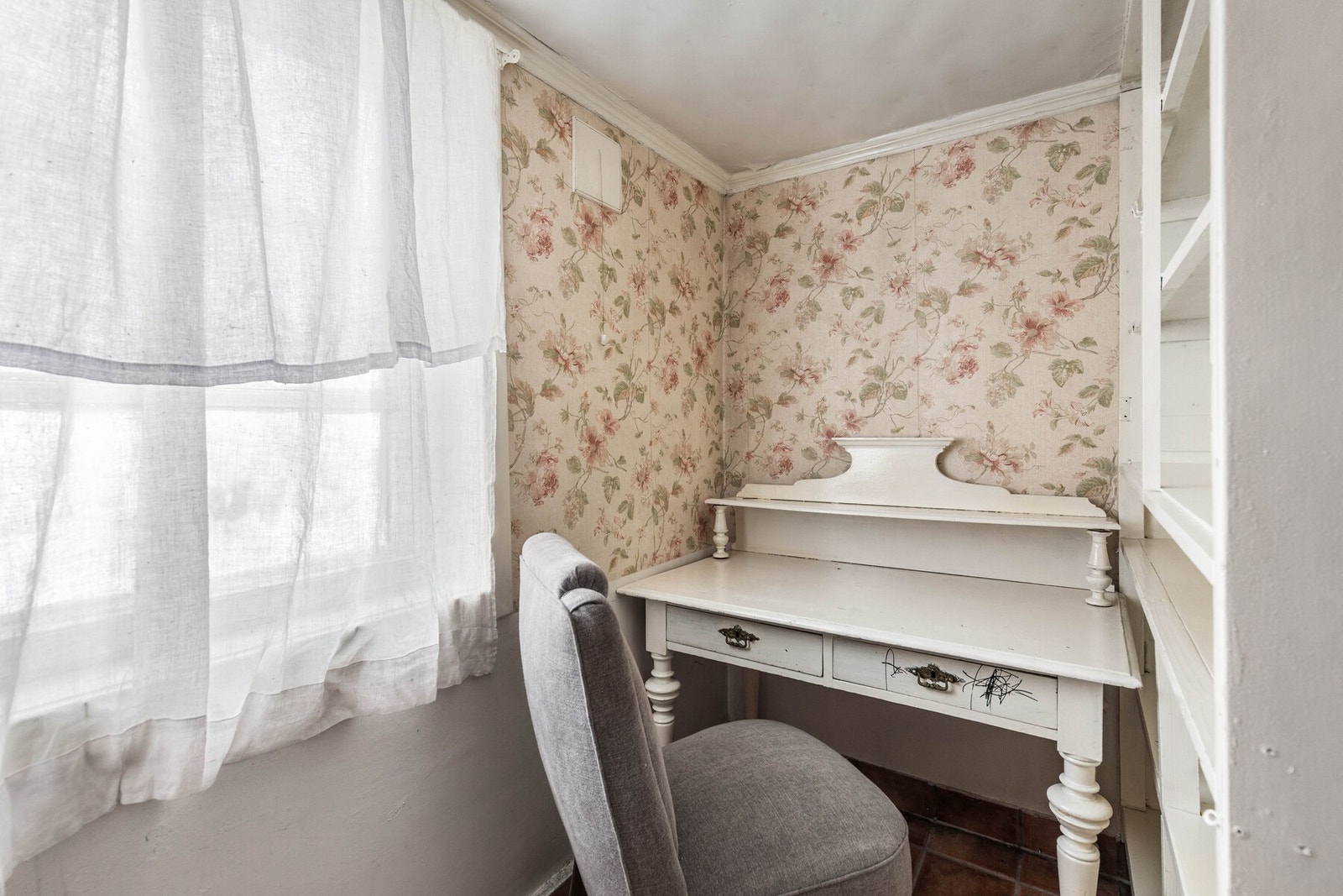 Tilknyttet soverommet er det walk-in garderobe / bod / kontor. Galleribilde