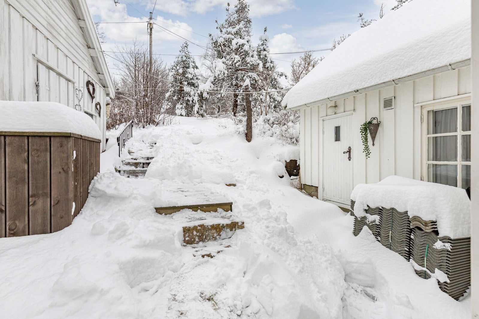 På tomten er det også en hyggelig sommerstue/bod på 24 kvm. Tomten leder opp mot offentlig grøntareal som naturlig blir en del av hagen. Galleribilde