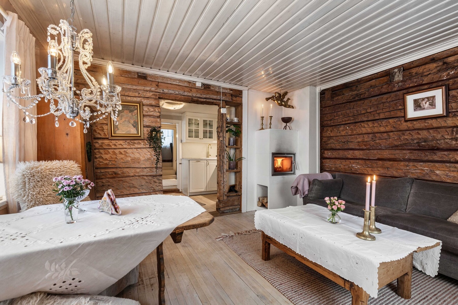 Stuen ligger i delvis åpen løsning med kjøkkenet Galleribilde