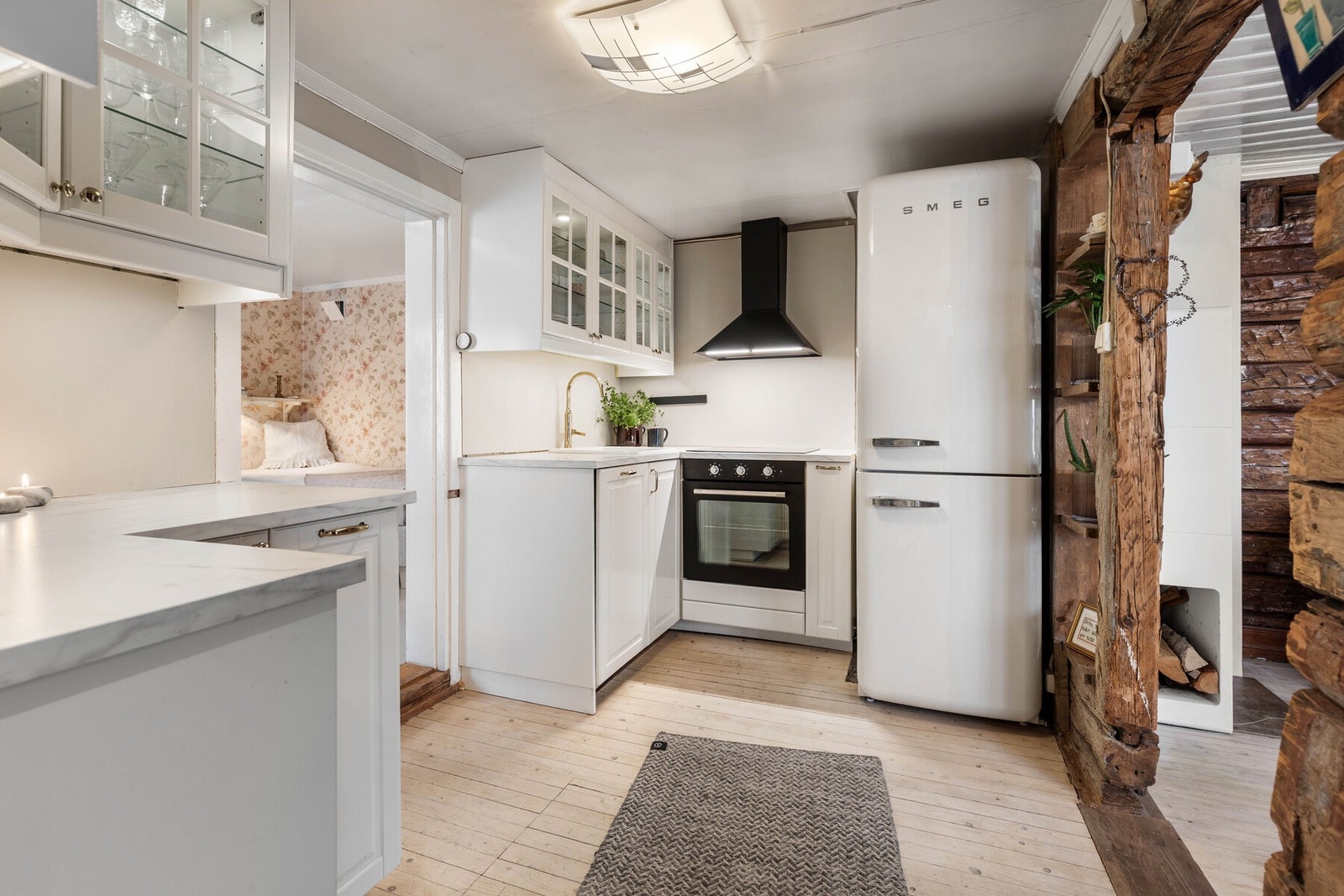 Kjøkkenet er godt utnyttet og byr på godt med benke og skapplass. Galleribilde