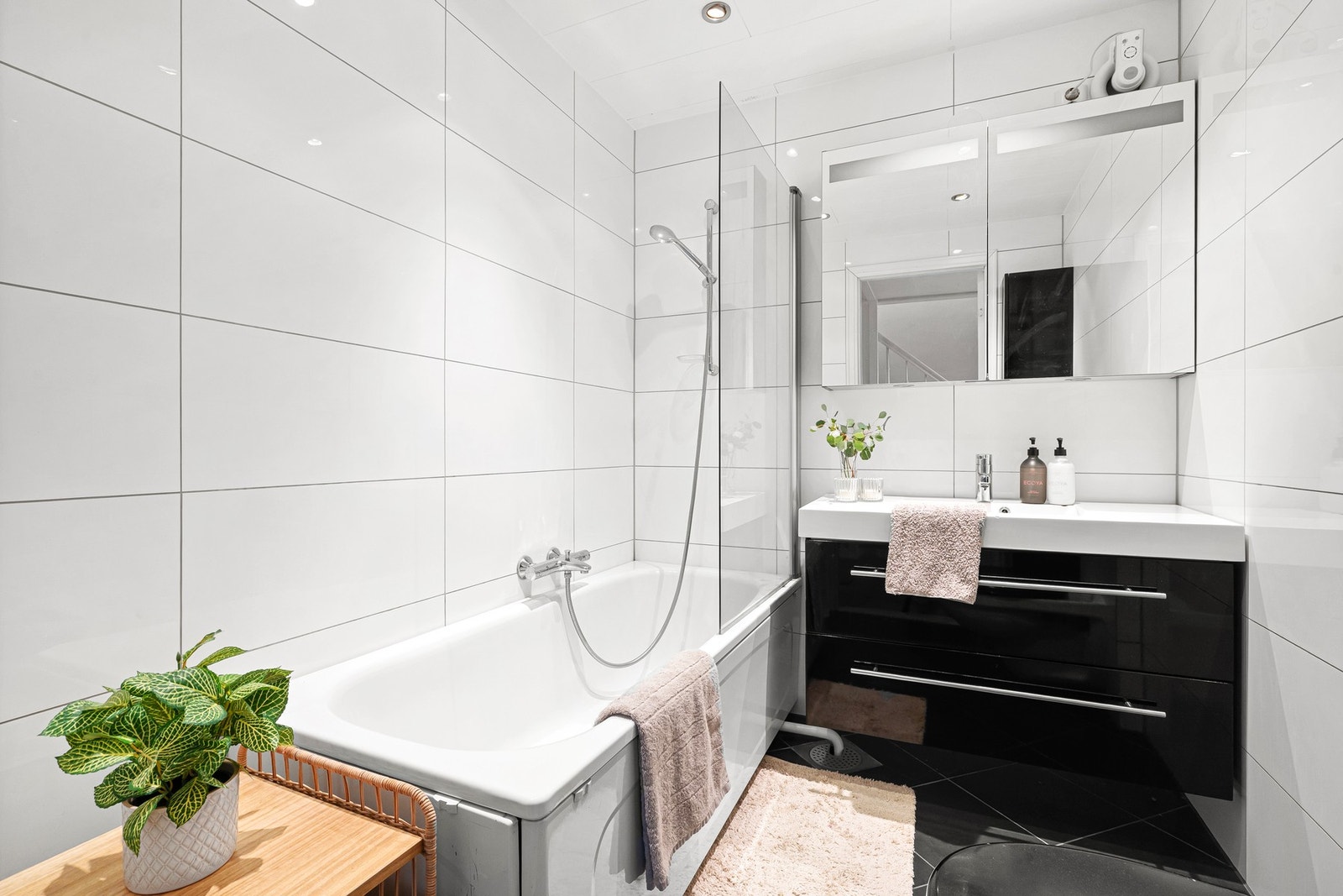 Tidløst helfliset bad. Galleribilde