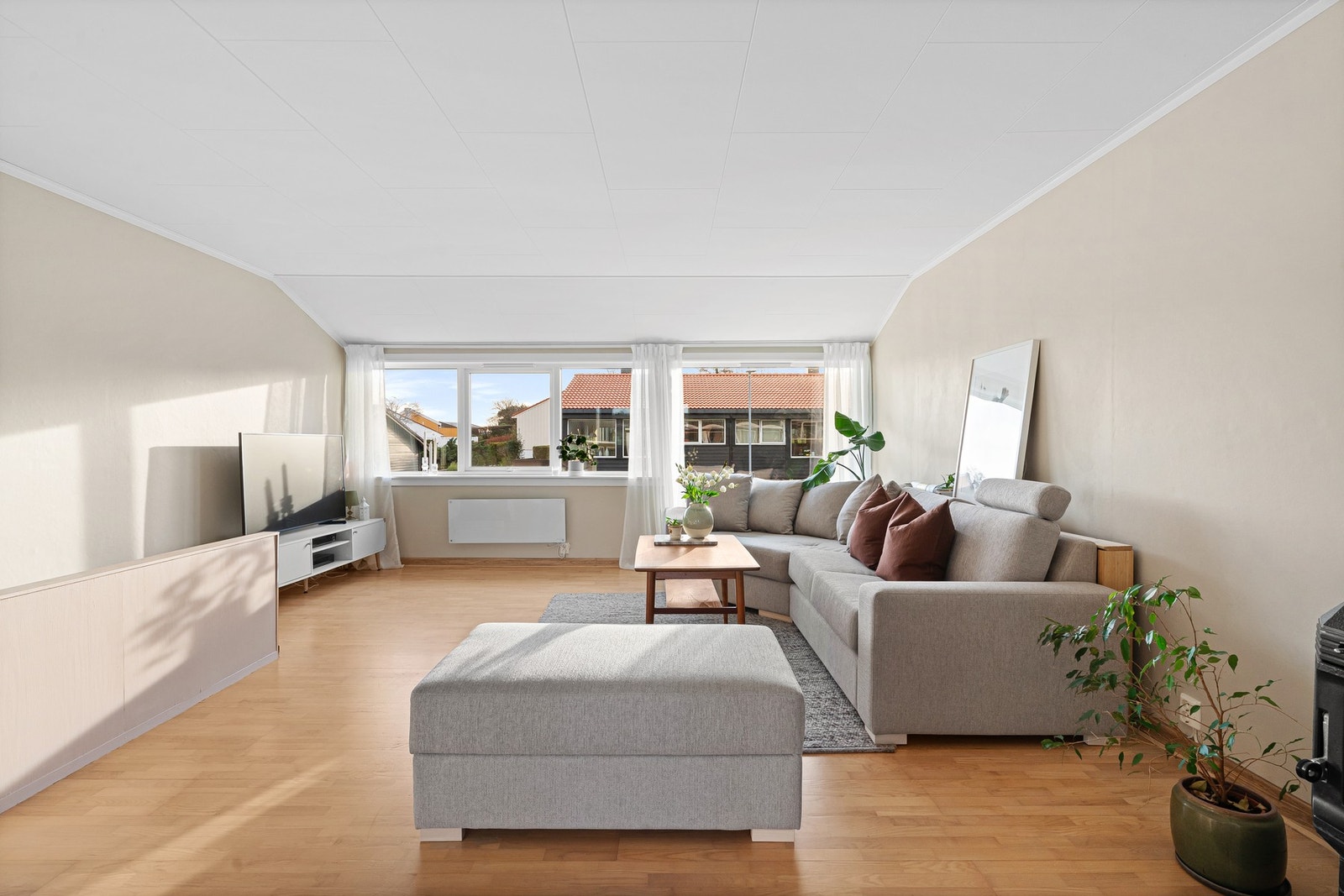 Boligen går over tre plan og har luftige rom med gjennomgående gode kvaliteter. Galleribilde