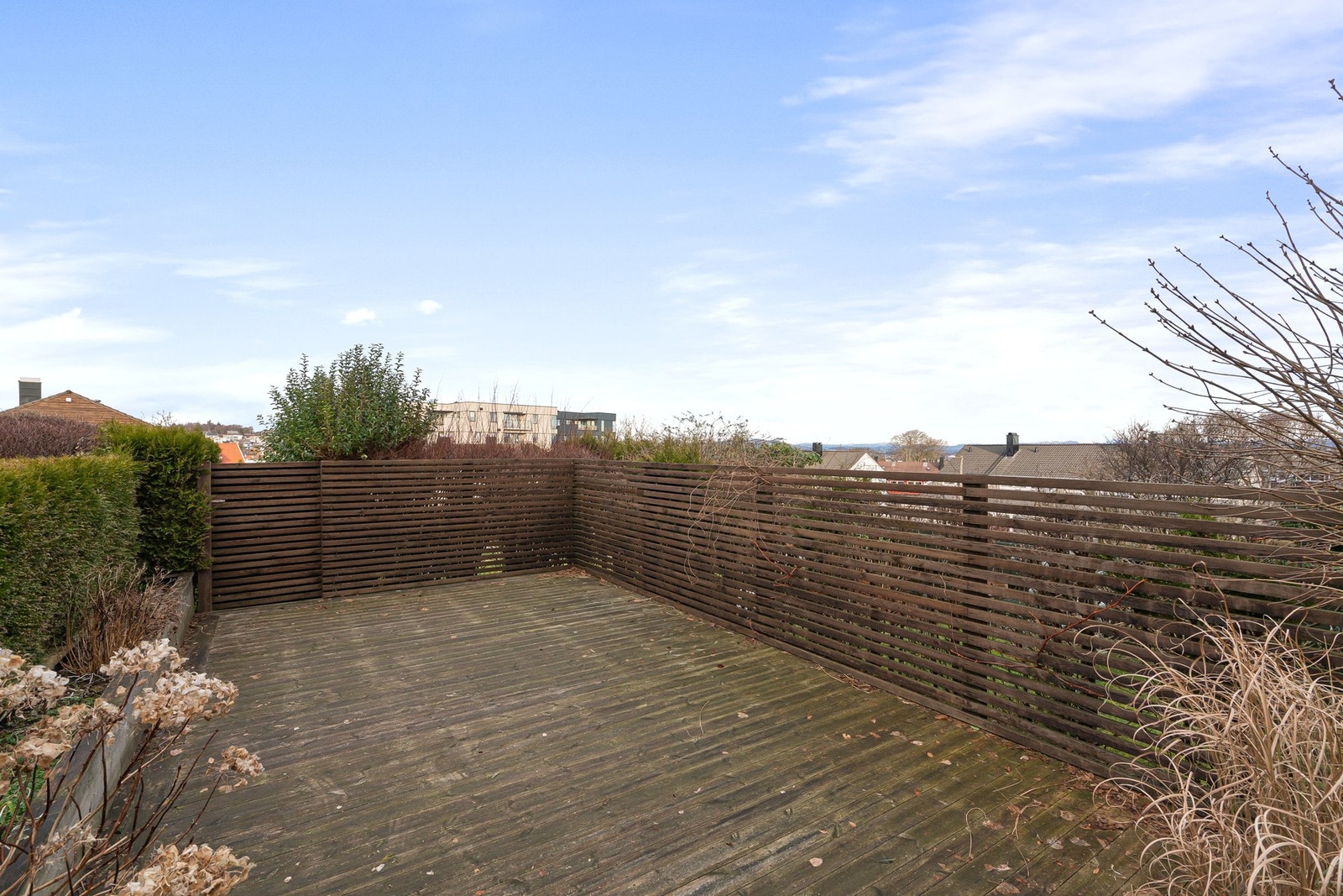 Stor terrasse med god plass til ønsket møblement. Galleribilde