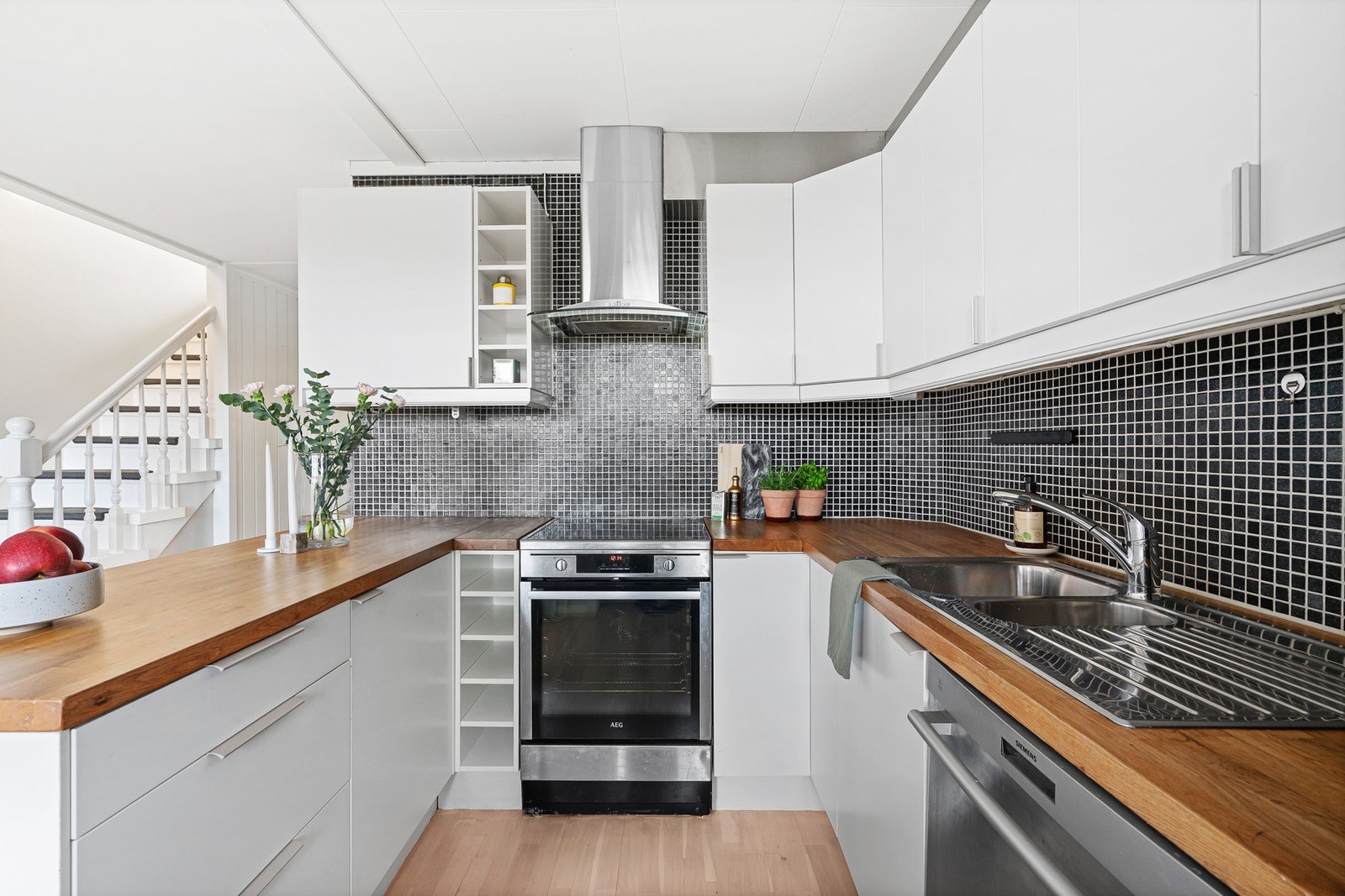 Stilrent kjøkken med rikelig skap- og benkeplass. Galleribilde