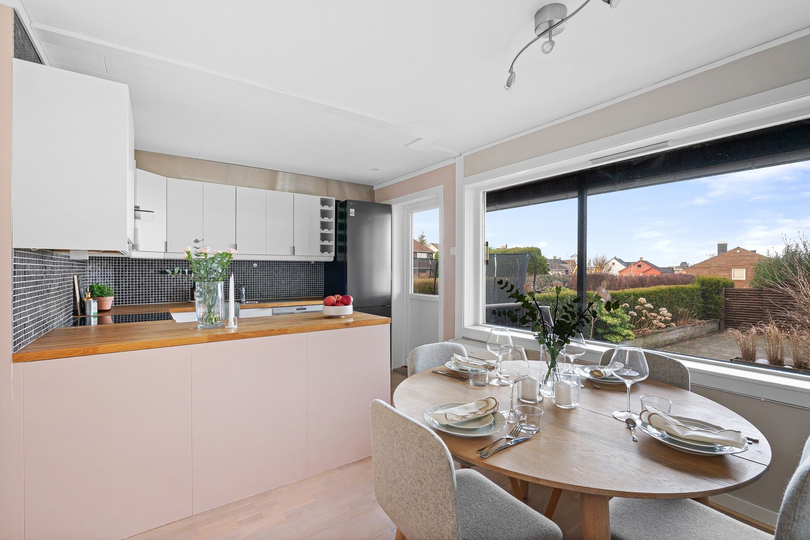 Boligen har store vindusflater som gir godt med naturlig lys. Galleribilde