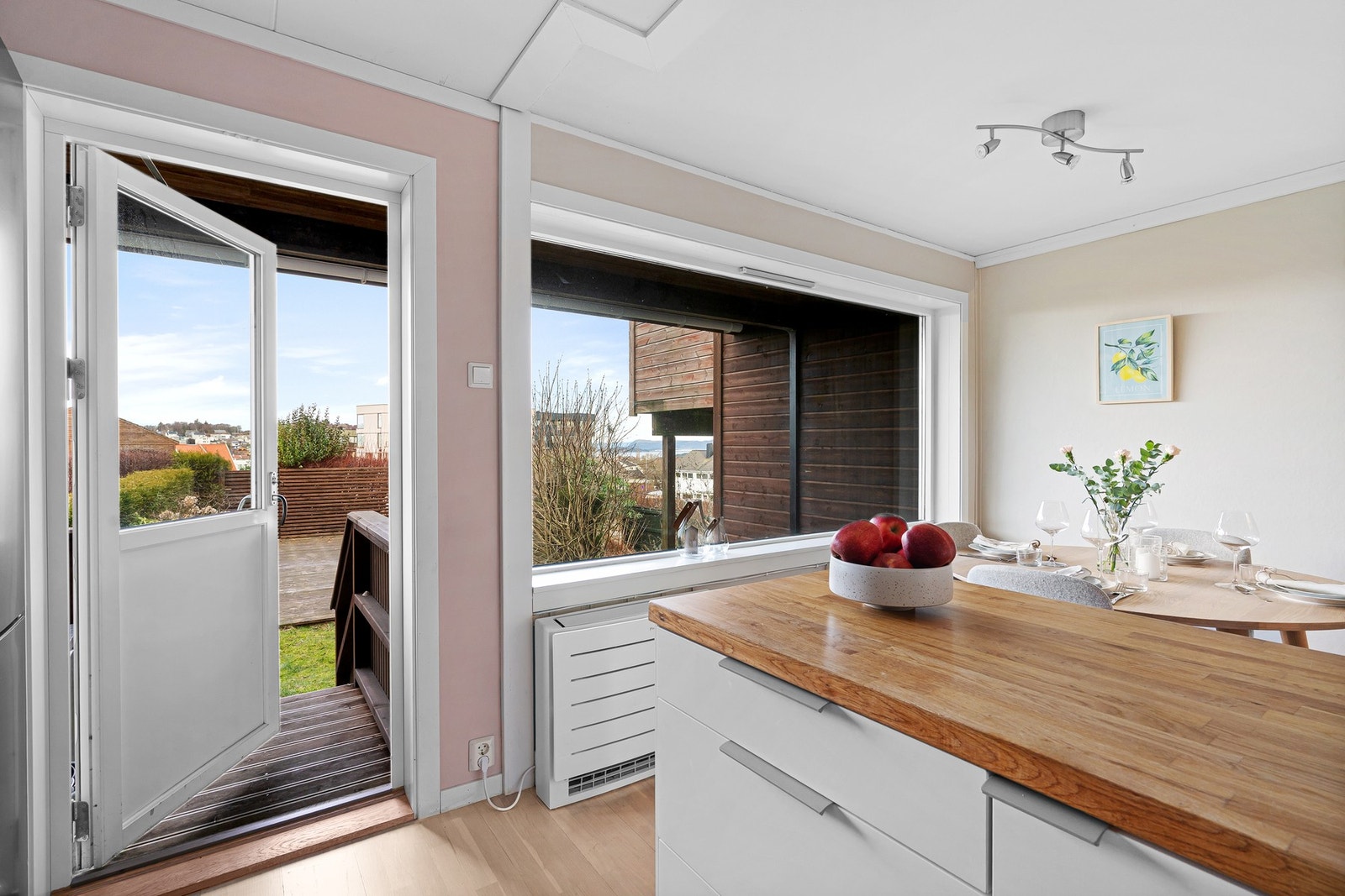 Fra kjøkken er det adkomst til uteområde. Galleribilde