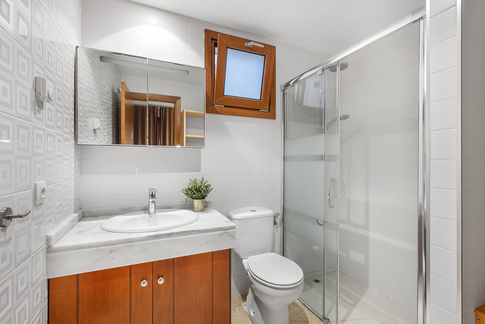 En-suite baderom sammen med hoved soverommet. Varme i gulv på begge bad. Galleribilde