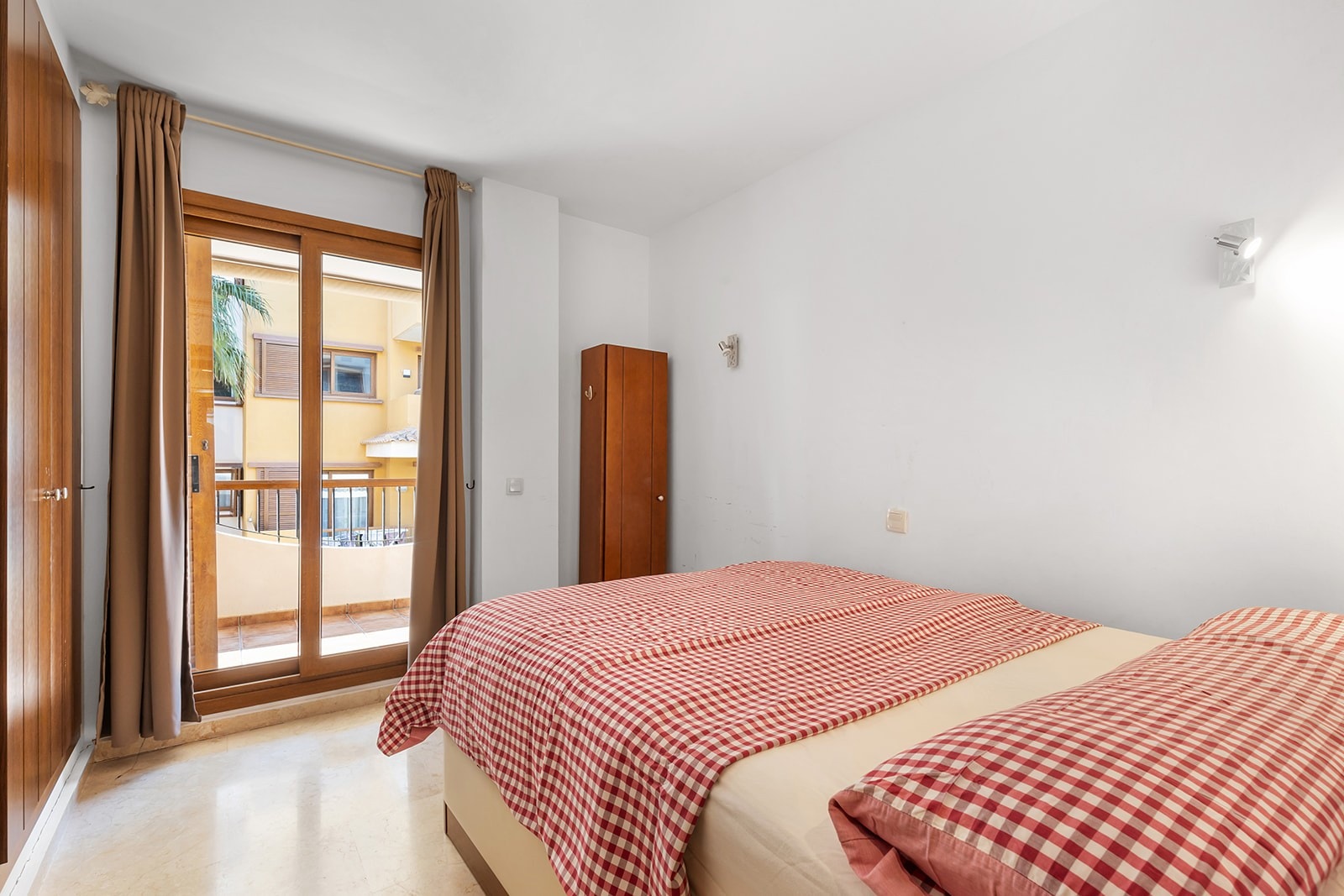 Soverommet har store vindusflater og direkte utgang til veranda. Galleribilde