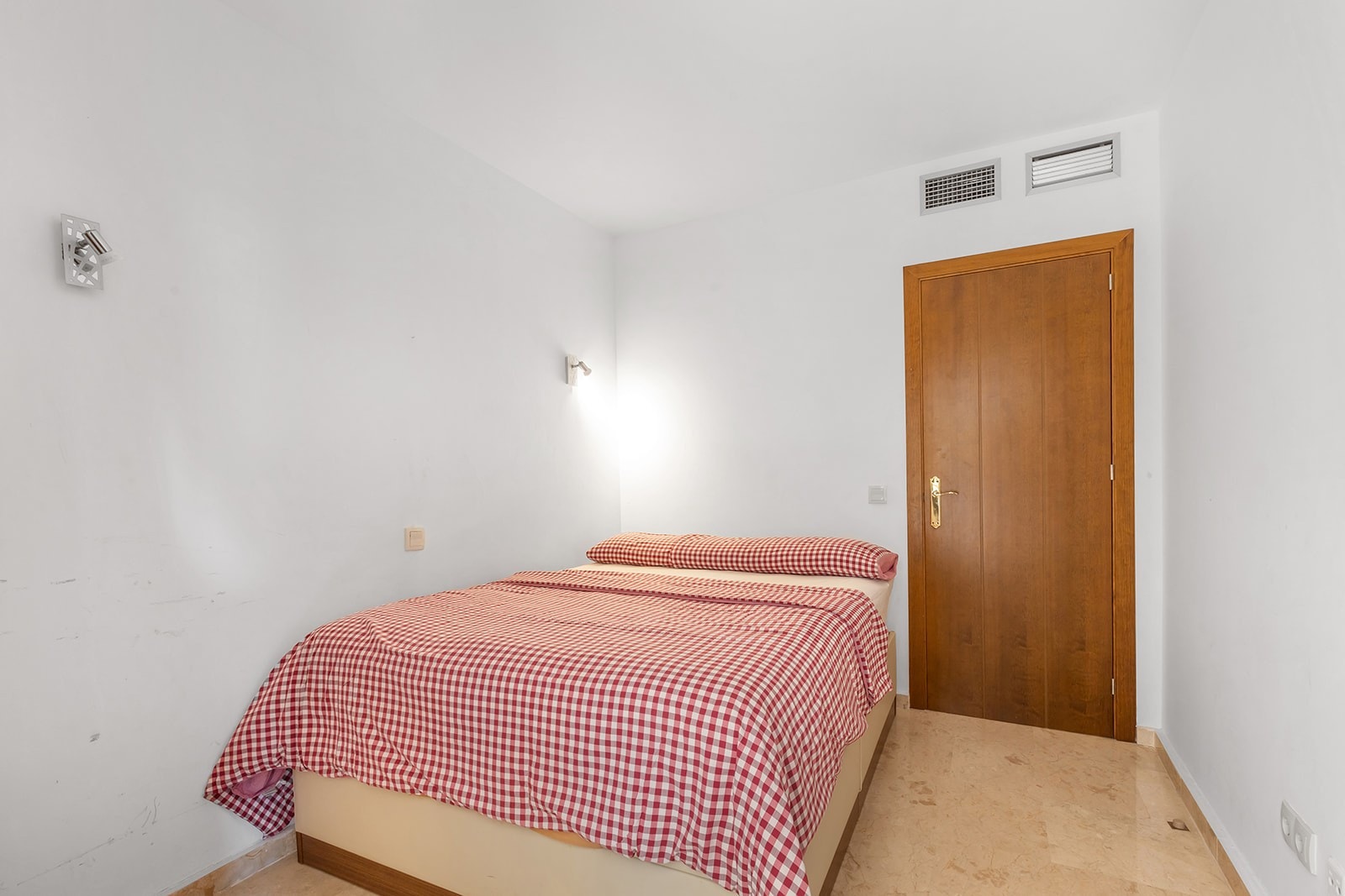 Dobbeltseng med oppbevaring. Galleribilde