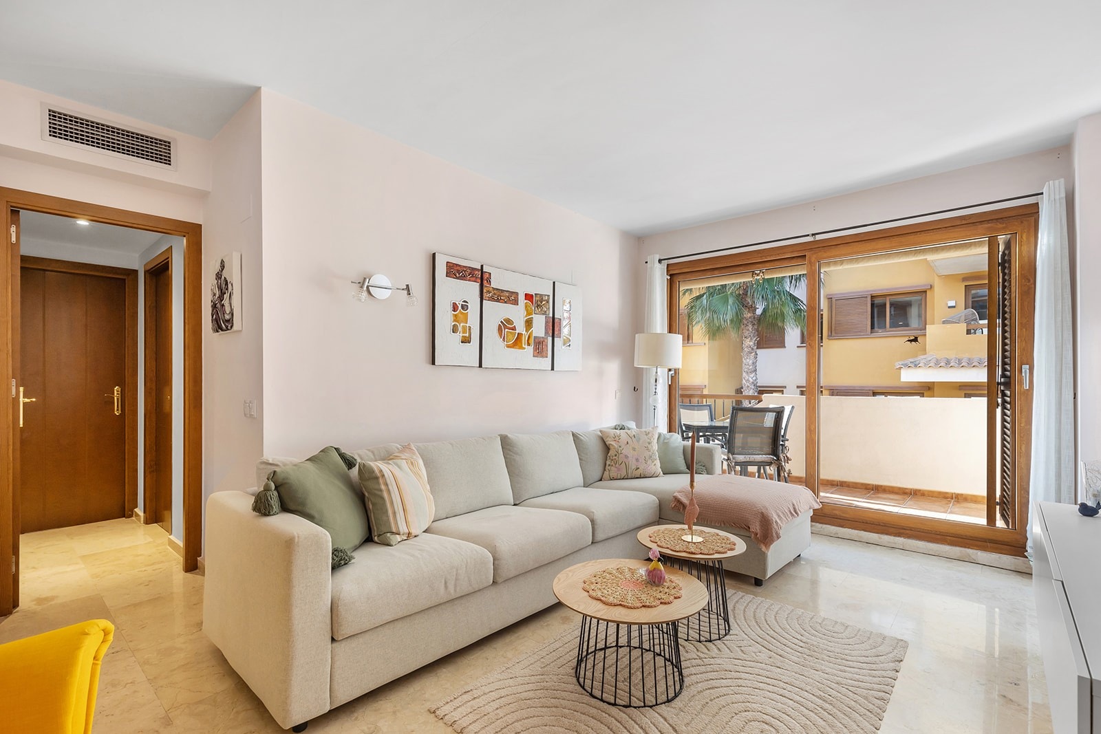 Store vindusflater som gir rikelig med naturlig lys. Galleribilde