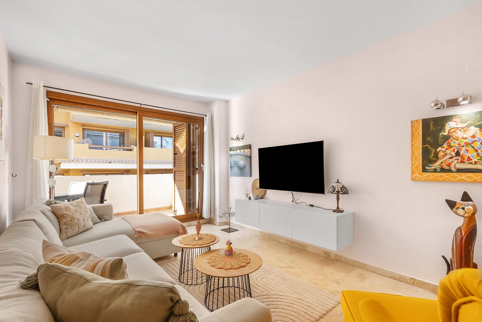 Lys og trivelig stue med god kontakt til uteplass og kjøkken. Galleribilde