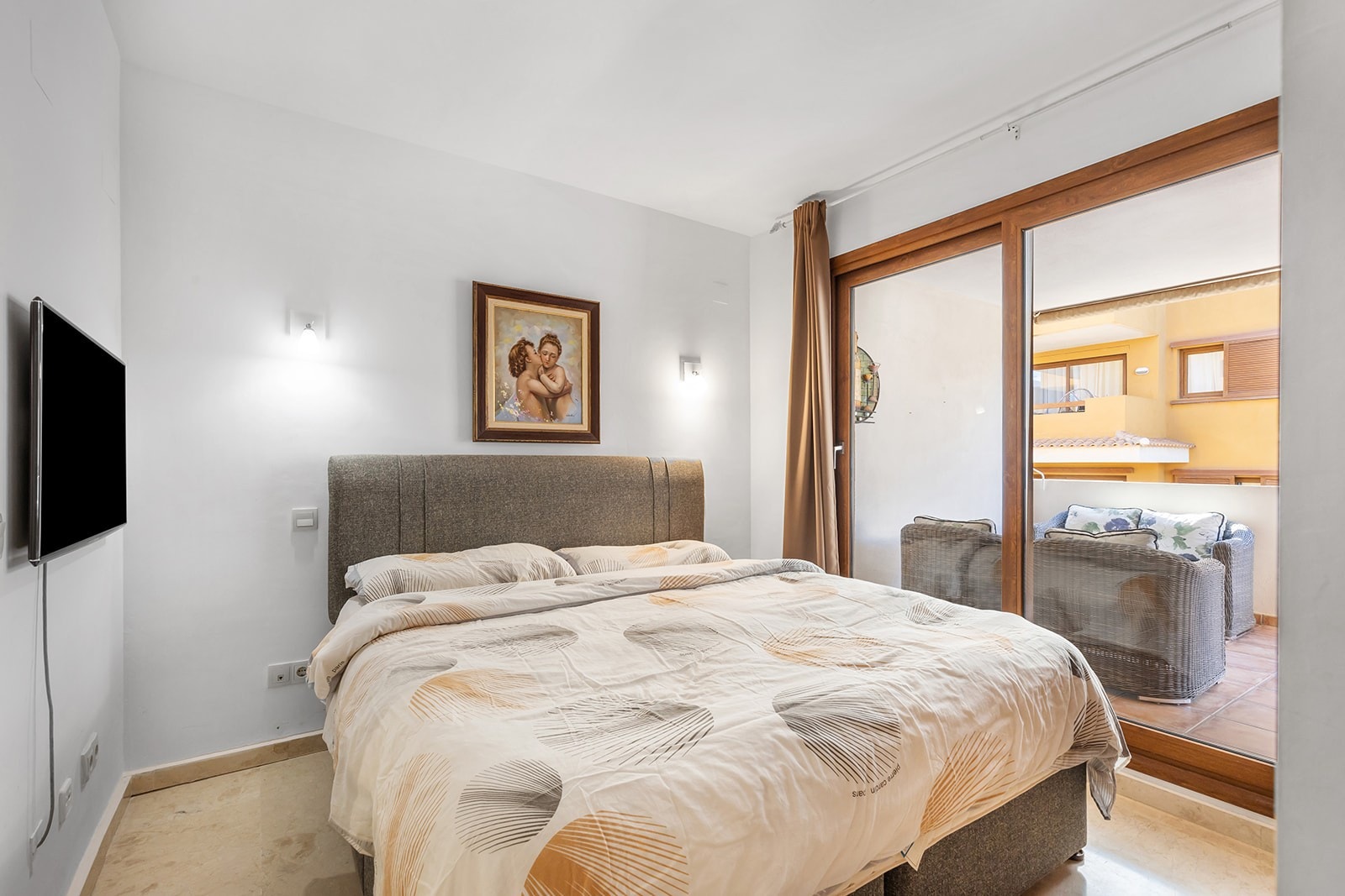 Hoved soverom med store vindusflater og direkte utgang til veranda. Galleribilde