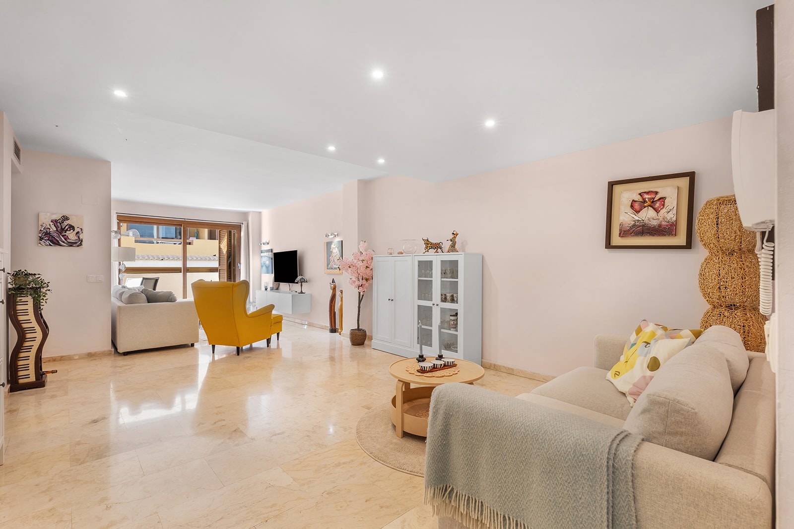 Romslig stue med direkte utgang til veranda. Galleribilde