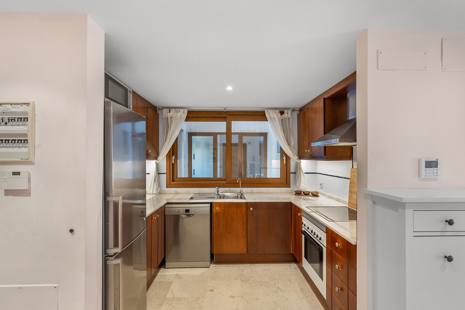 Flott kjøkken med god arbeidsplass. Galleribilde