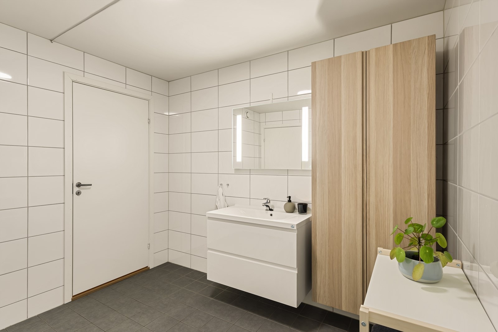 Her er det god oppbevaringsplass i veggmontert baderomsmøblement Galleribilde