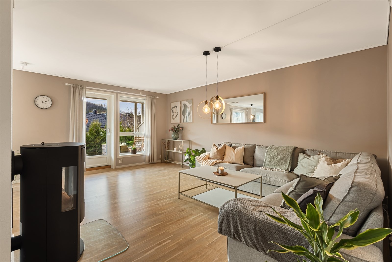 Overflater består av parkett på gulv og malt platekledning på vegger/himling Galleribilde