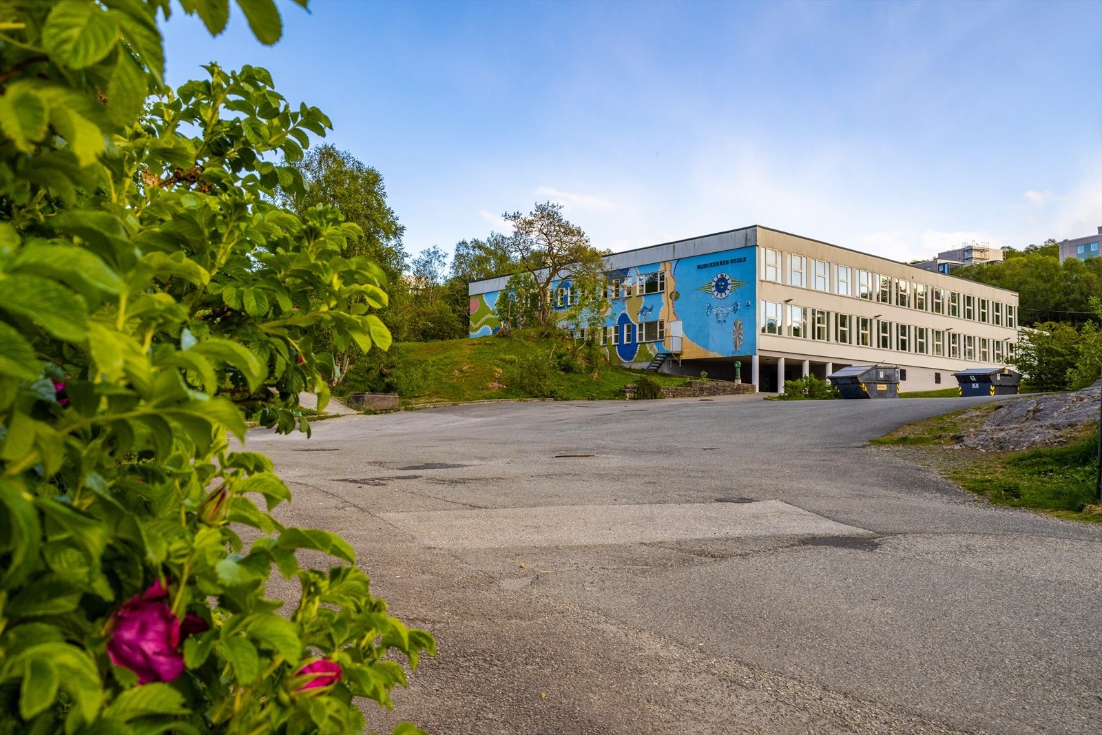 Mjølkeråen skole ligger kun noen minutters gange unna Galleribilde