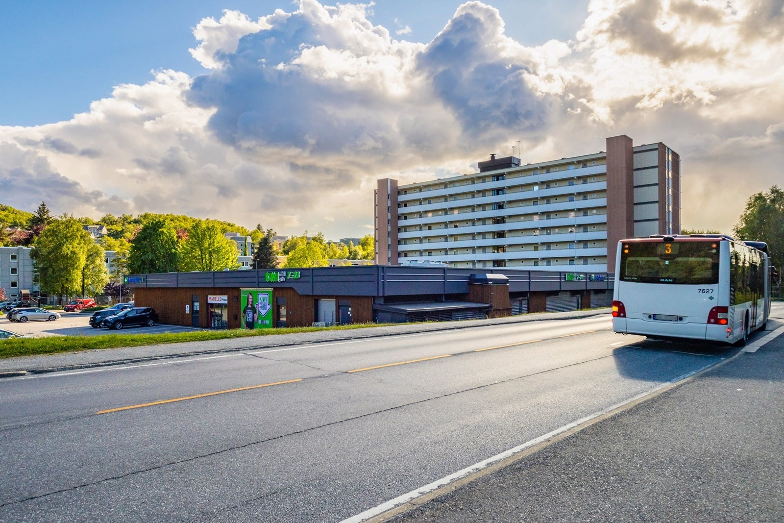 Her bor man med kort gangavstand til dagligvarebutikker som Rema 1000 og Kiwi, samt bussholdeplass med hyppige avganger Galleribilde