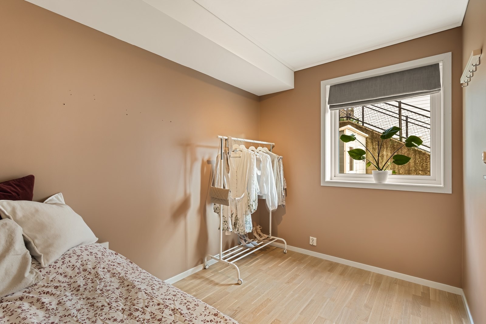 Begge soverommene har fint og naturlig lysinnslipp med adkomst fra gangen Galleribilde