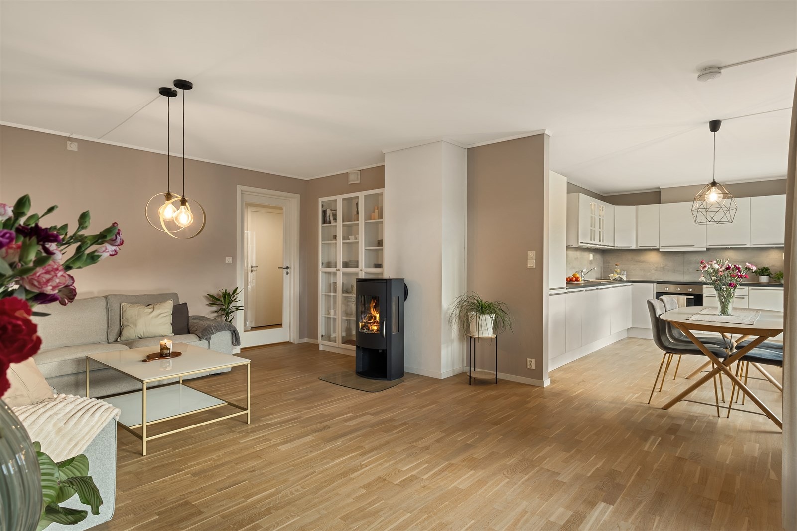 Den koselige peisovnen skaper en lun og innbydende atmosfære Galleribilde