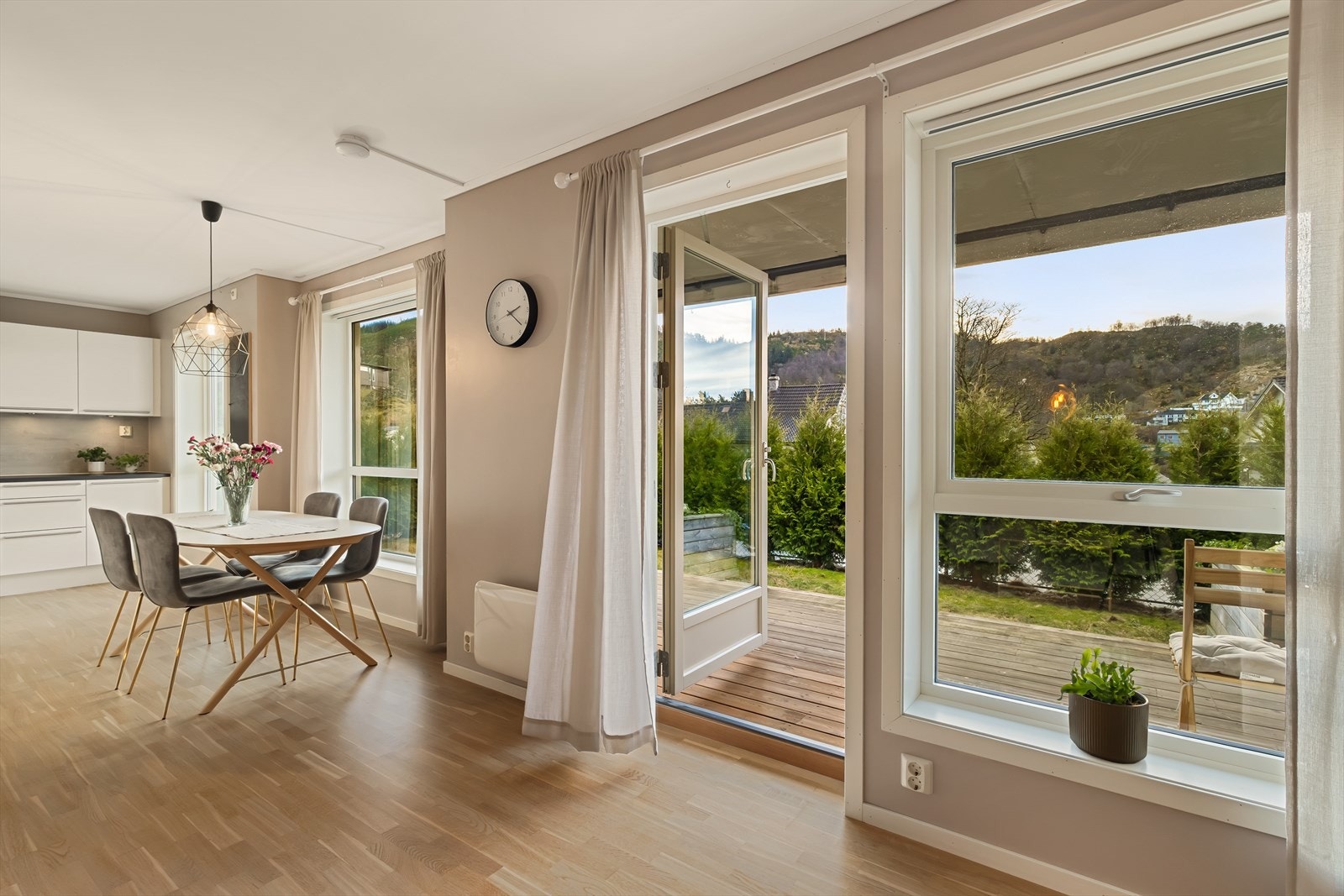 Fra stuen er det direkte utgang til veranda og hage Galleribilde