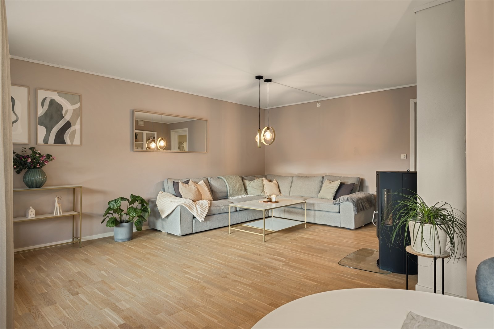 Leiligheten har en åpen stue/kjøkkenløsning med et generøst og fleksibelt areal som gir mange innredningsmuligheter Galleribilde