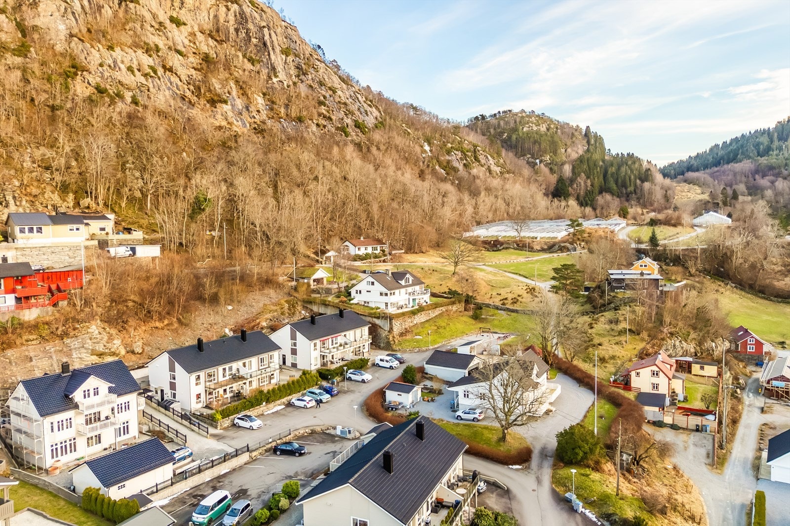 Tomten er felles for sameiet og er foruten eiendommens bygningsmasse pent opparbeidet med interne veier og grøntarealer Galleribilde