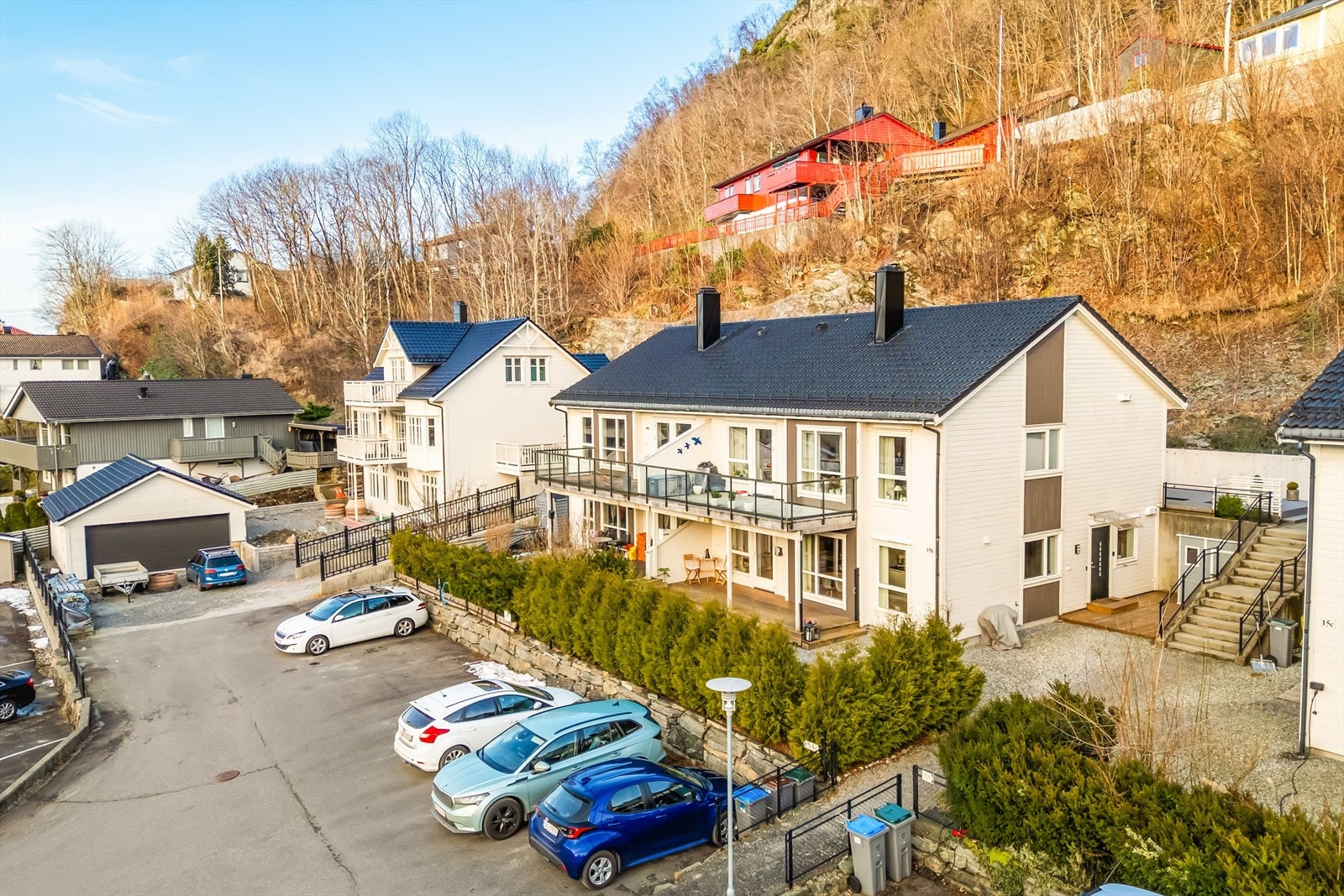 Sameiet har totalt 4 parkeringsplasser - én plass per enhet, samt 4 ekstra gjesteparkeringsplasser. Elbillader er montert på terrassen Galleribilde