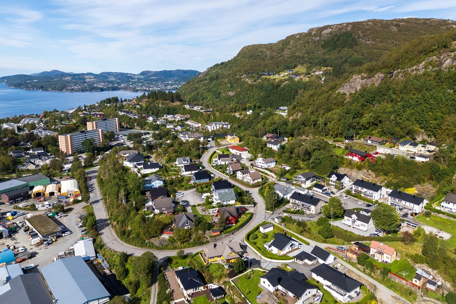 Her bor man i rolige og solrike omgivelser med enkel tilgang til alt som trengs i hverdagen Galleribilde