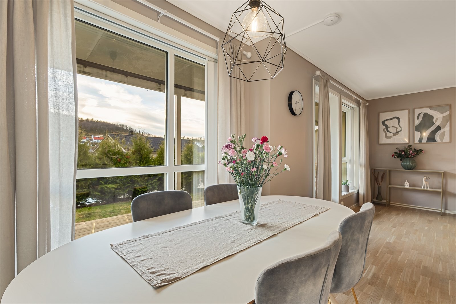 Store vindusflater gir godt med naturlig lysinnslipp Galleribilde