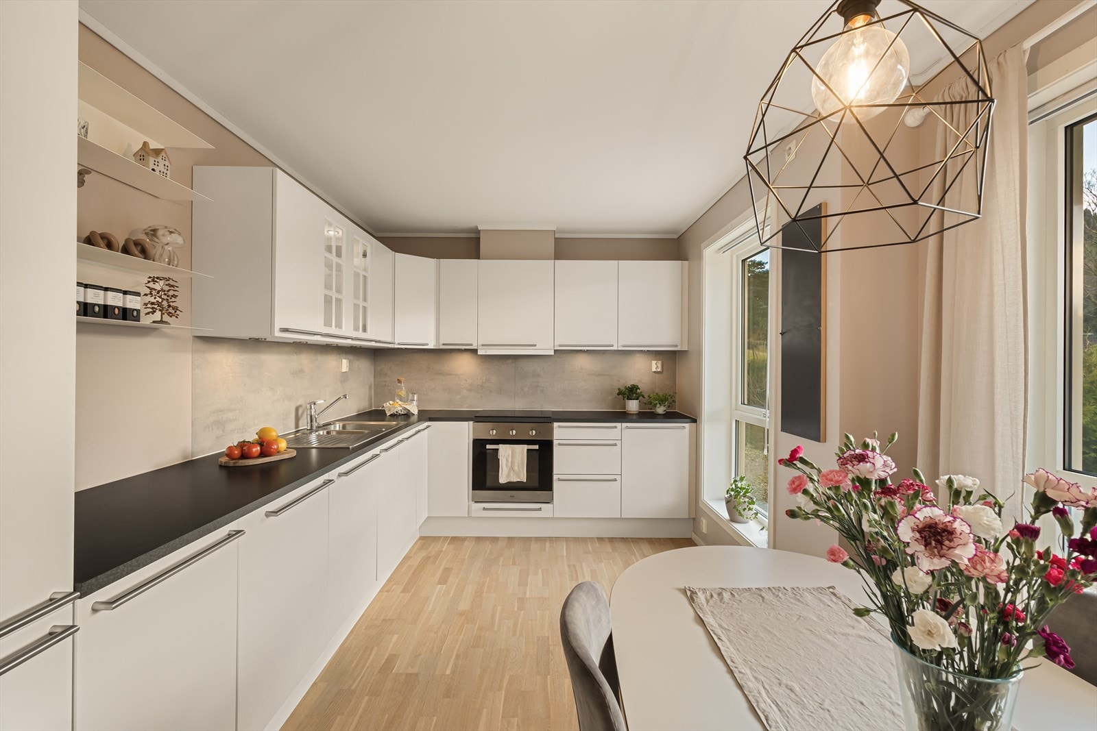 Her er det både rikelig med arbeids- og oppbevaringsplass Galleribilde