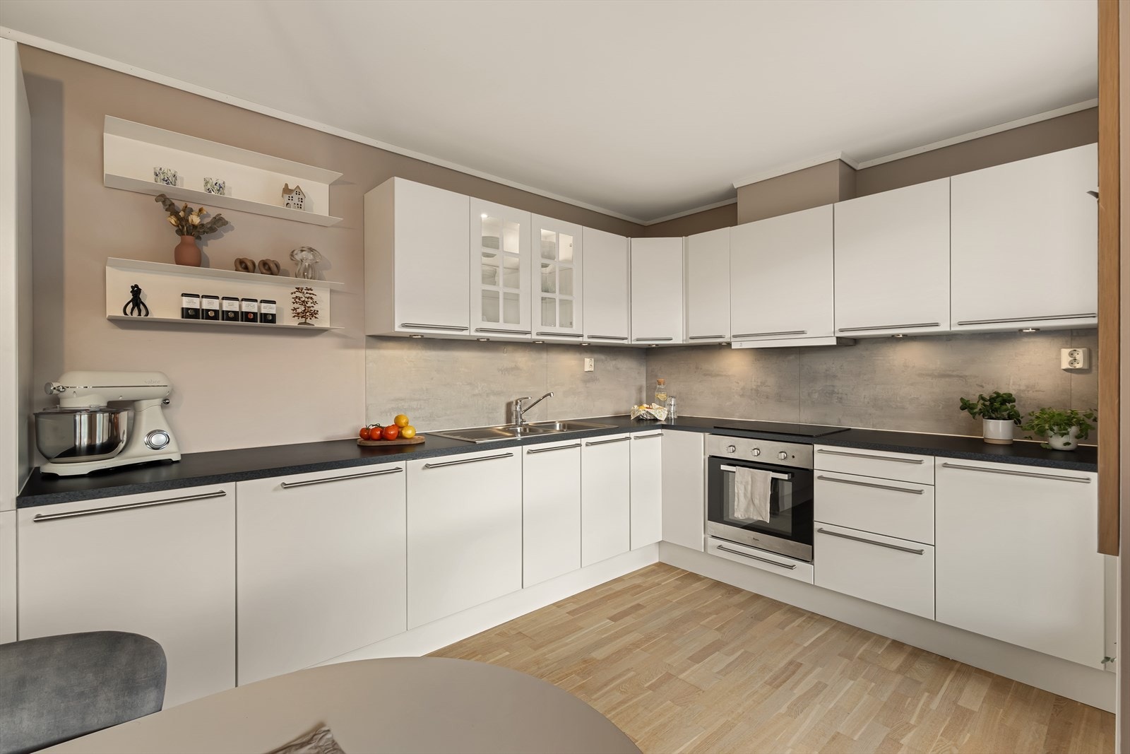 Integrerte hvitevarer inkluderer stekeovn, platetopp, oppvaskmaskin og kjøleskap/frys Galleribilde