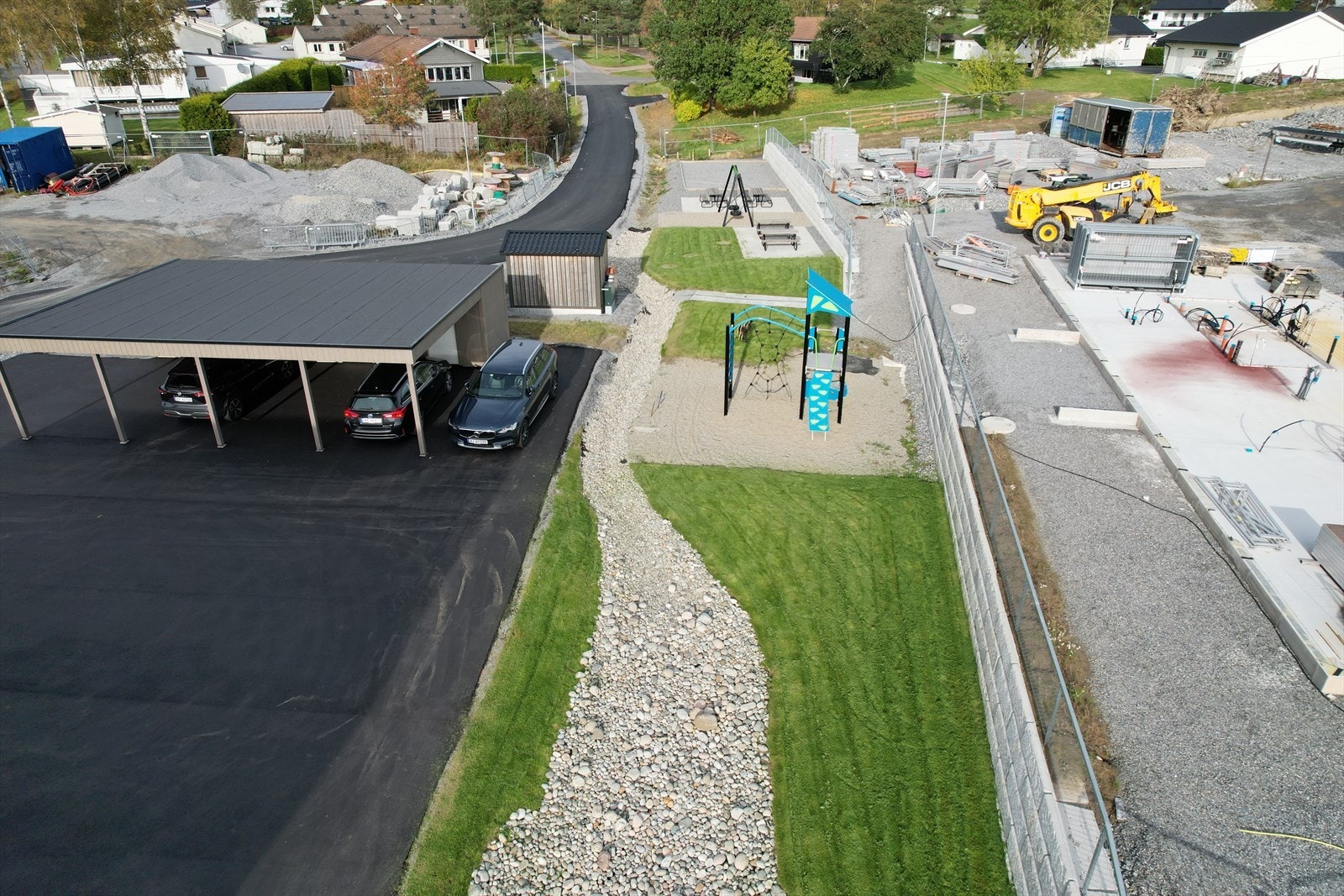 Inne på borettslagets området finner du lekeplass med sittegrupper og bocciabane Galleribilde