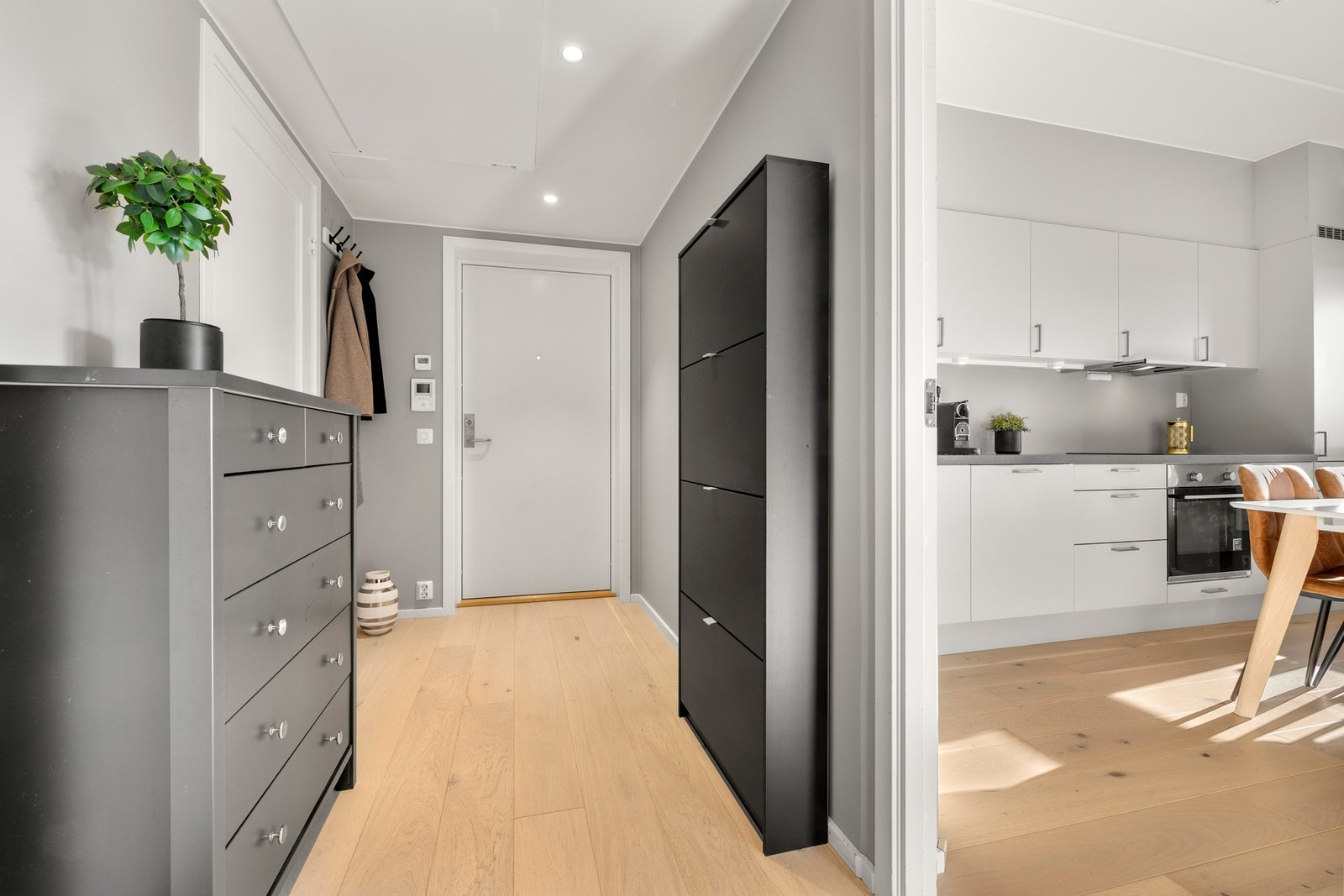 I entréen er det plass til garderobeløsning som gir godt med oppbevaring, det er i tillegg god plass til knaggoppheng, speil, skohylle m.m. Galleribilde